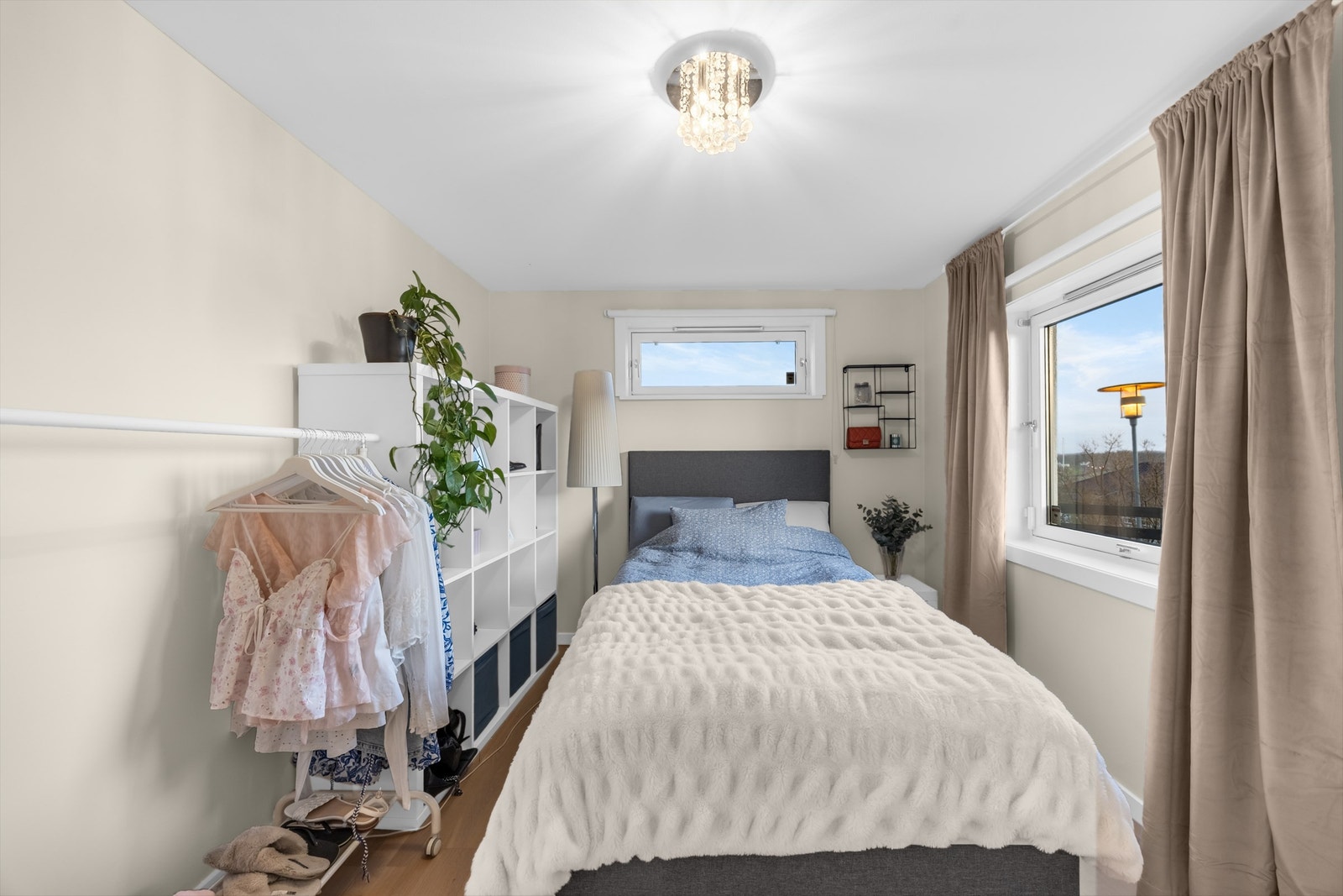 Alle soverommene i underetasjen har parkettgulv med varmefolie. Galleribilde