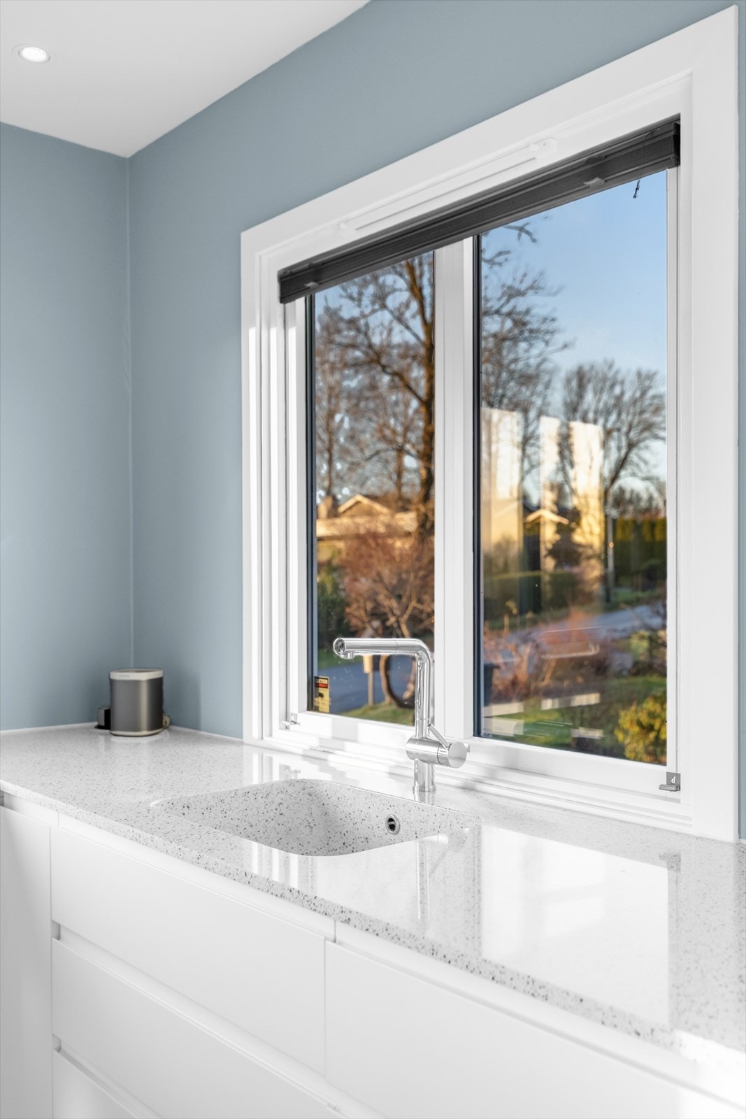 Detalj av den integrerte vasken i Silestone og blandebatteri fra Blanco. Galleribilde