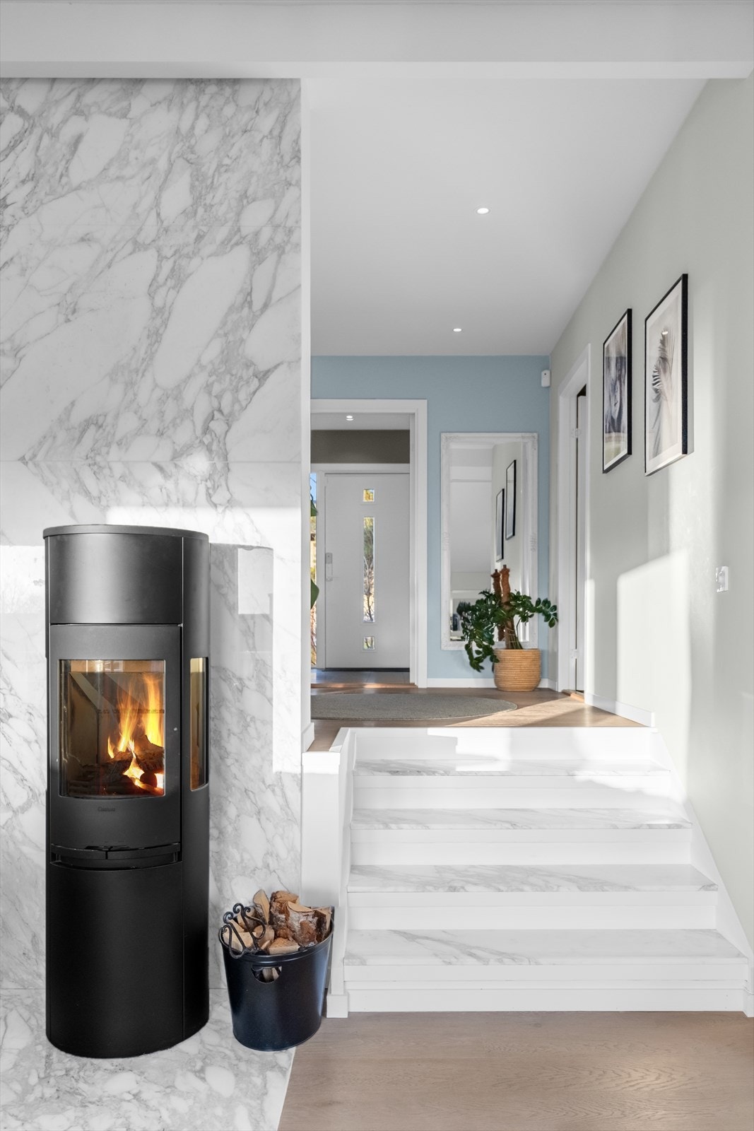 Trappetrinn i italiensk marmor er en av boligens mange påkostede detaljer. Galleribilde