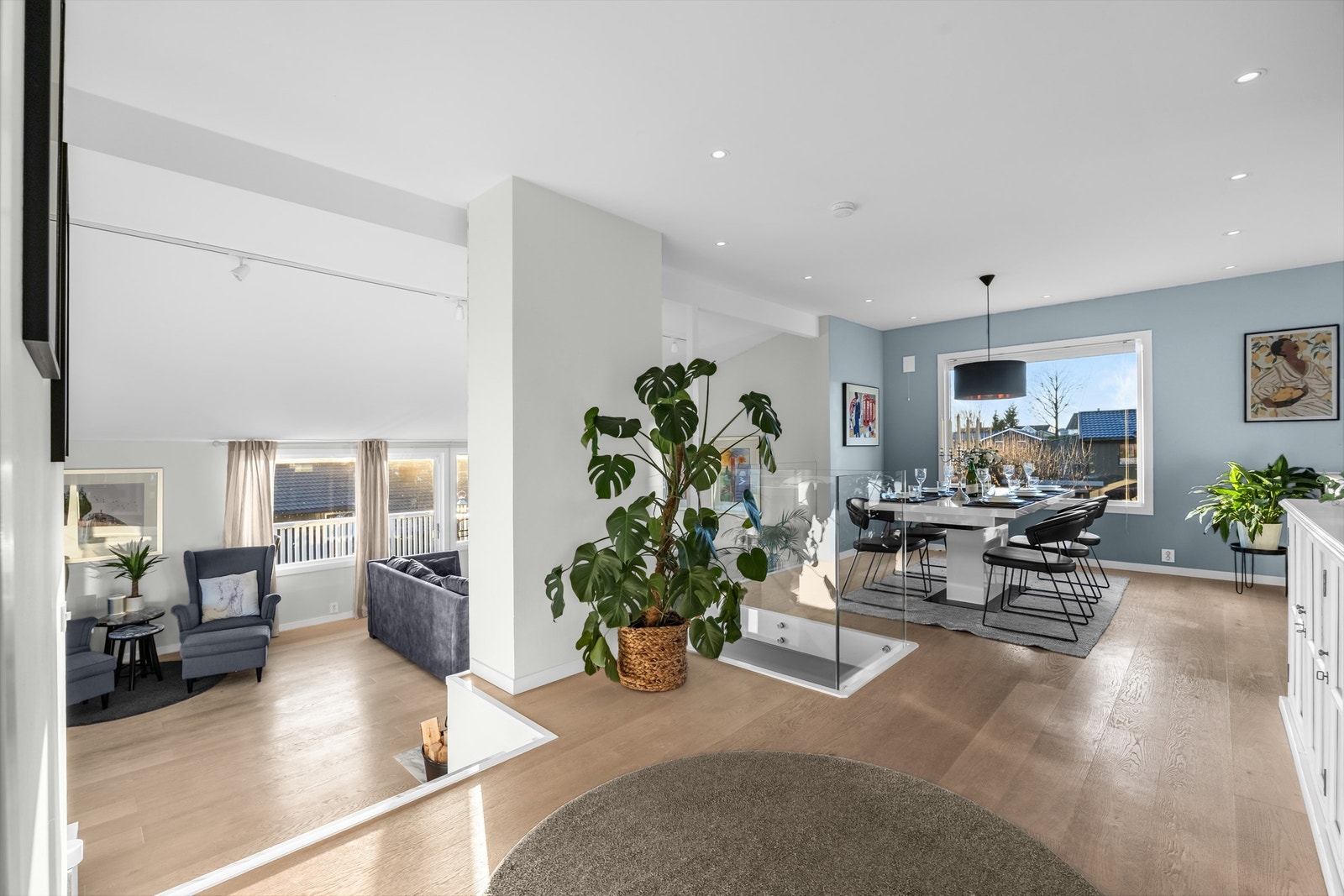 Den åpne planløsningen og den ekstra takhøyden i stuen gir en svært god romfølelse. Galleribilde