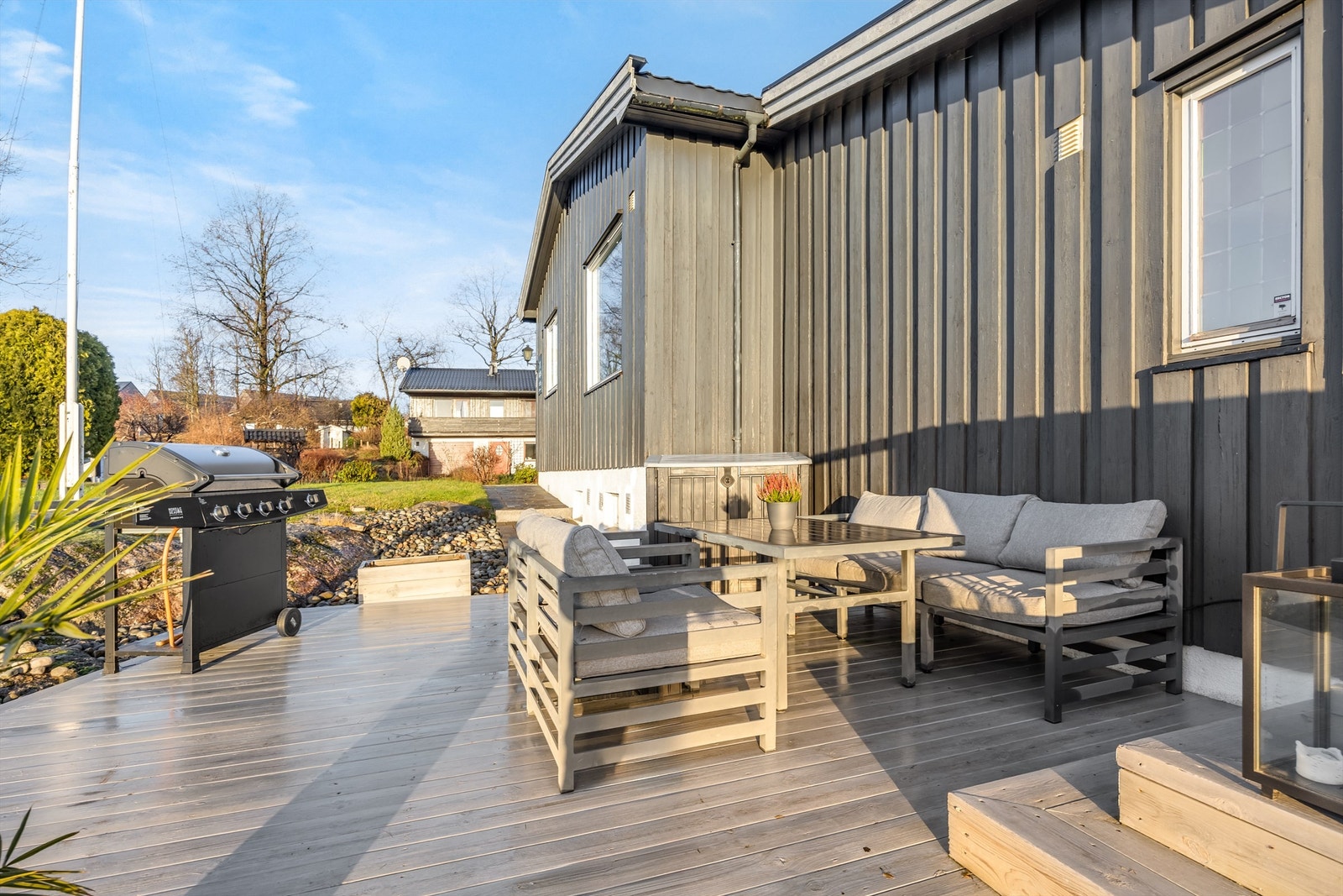 Den vestvendte terrassen er bygget i 2017 og har god plass til utemøbler. Galleribilde
