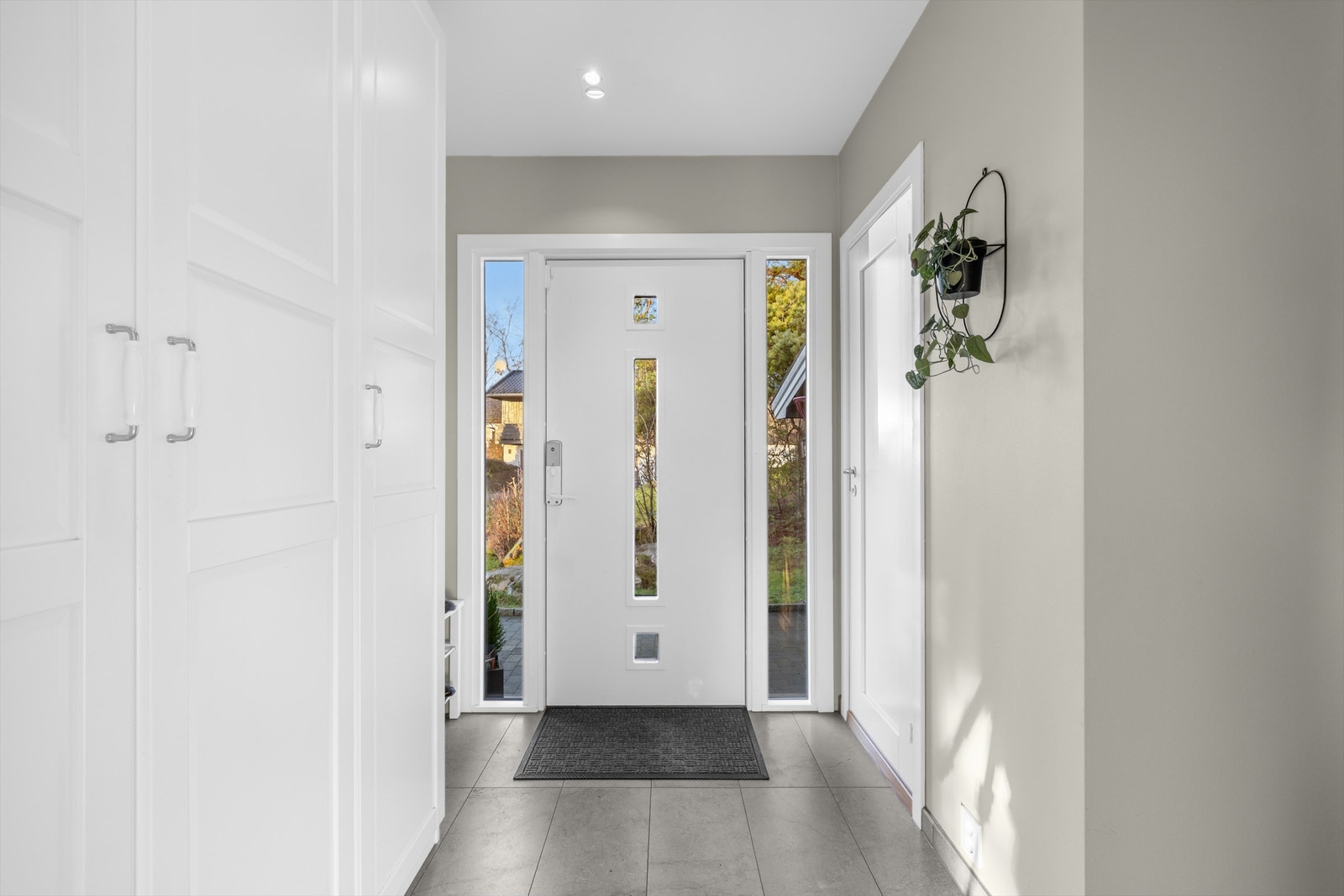 Velkommen inn i en utvidet entré med natursteinsfliser og varme i gulvet. Galleribilde