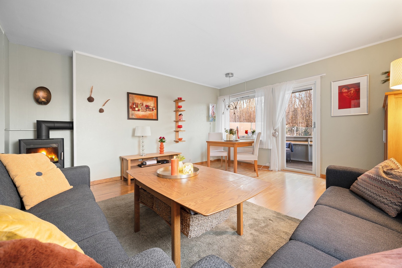 Leiligeheten er malt i lyse fargetoner og har rikelig med naturlig lysinnslipp. Dette bidrar til leilighetens lette og luftige atmosfære. Peisovn montert i 2023. Galleribilde