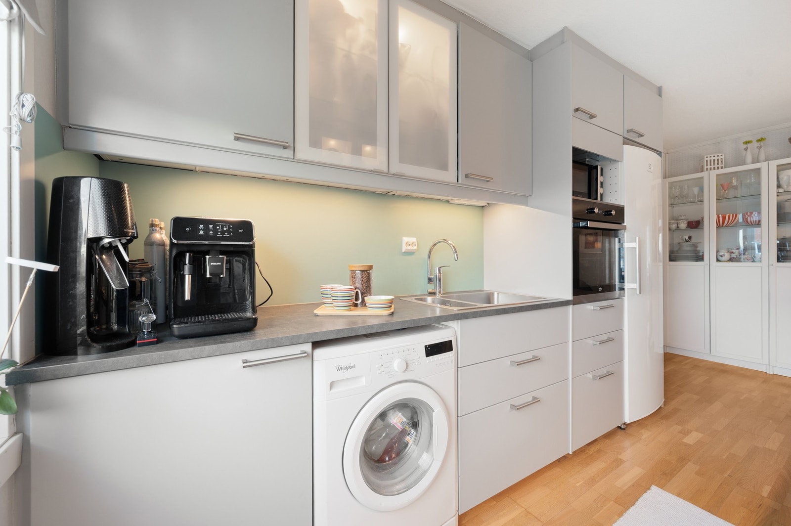 Kjøkkenet har godt med skap- og benkeplass. Galleribilde