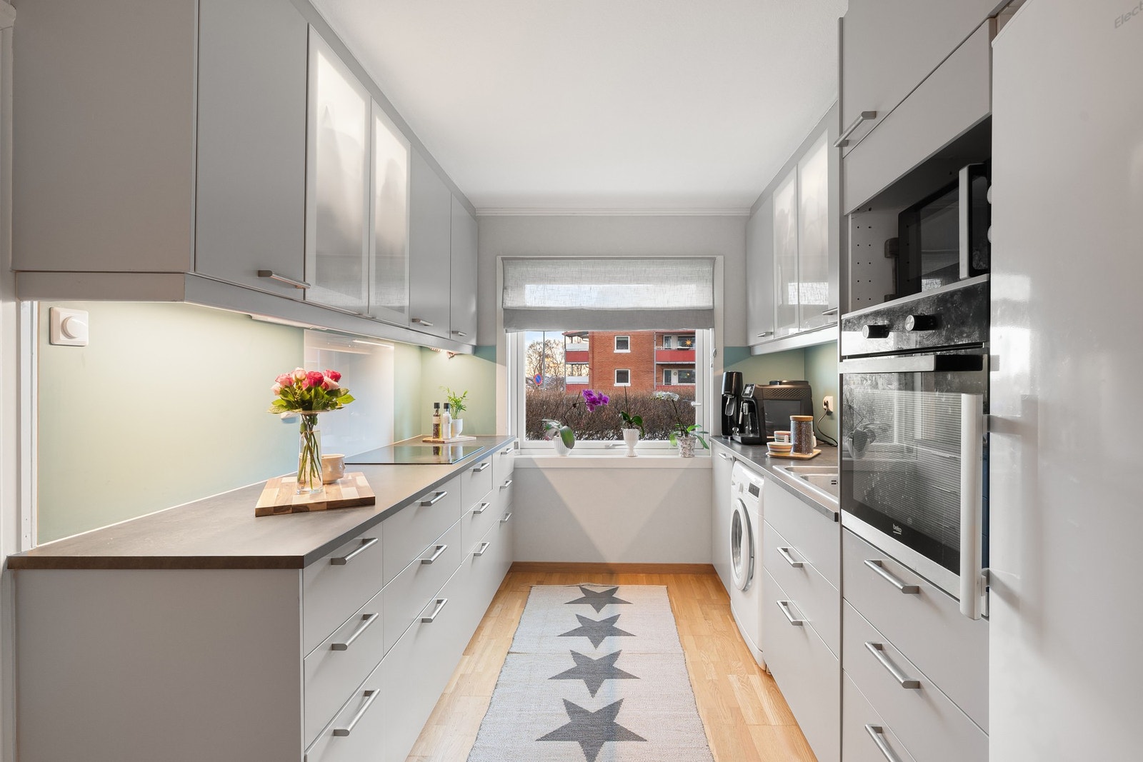 Lyst og pent kjøkken oppusset i 2019 med integrerte hvitevarer. Galleribilde