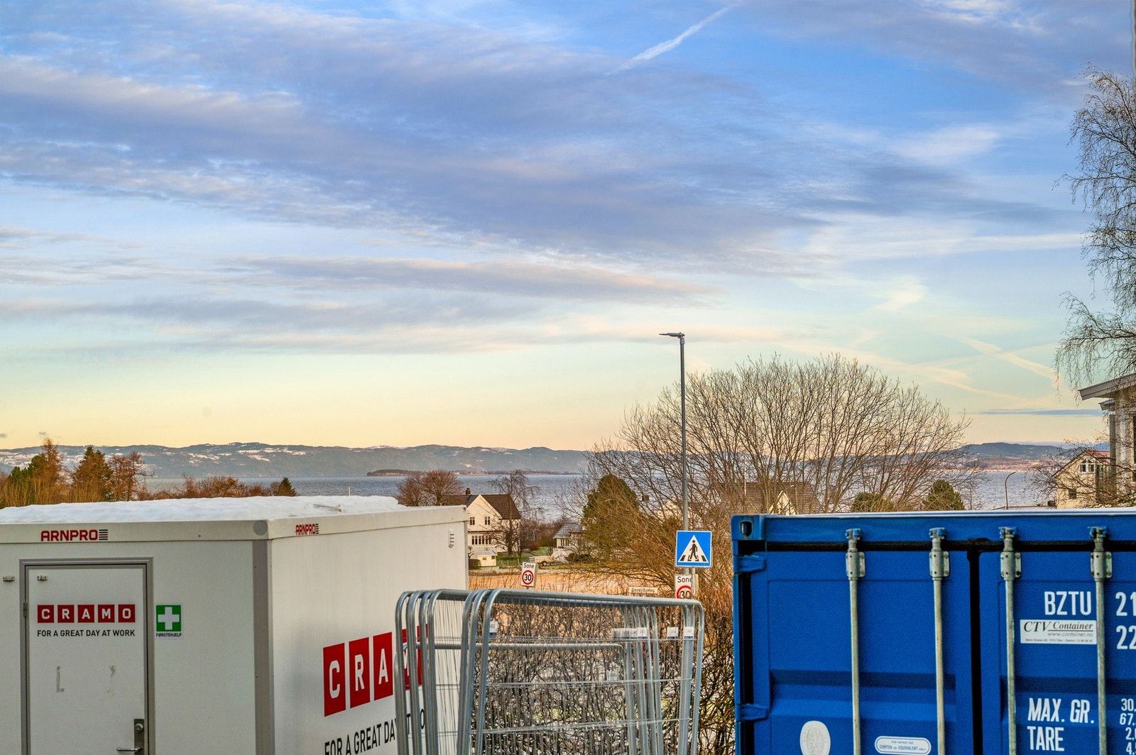 Leiligheten må sies å ha en av de bedre beliggenhetene i området, beliggende helt på enden av feltet. Galleribilde