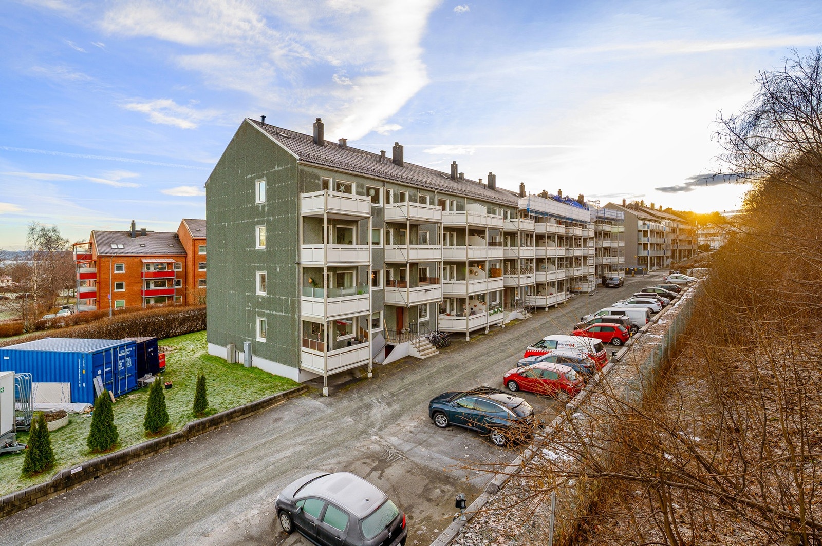 Fasade. Leiligheten disponerer 2 boder, én i kjeller og én på loftet. Galleribilde