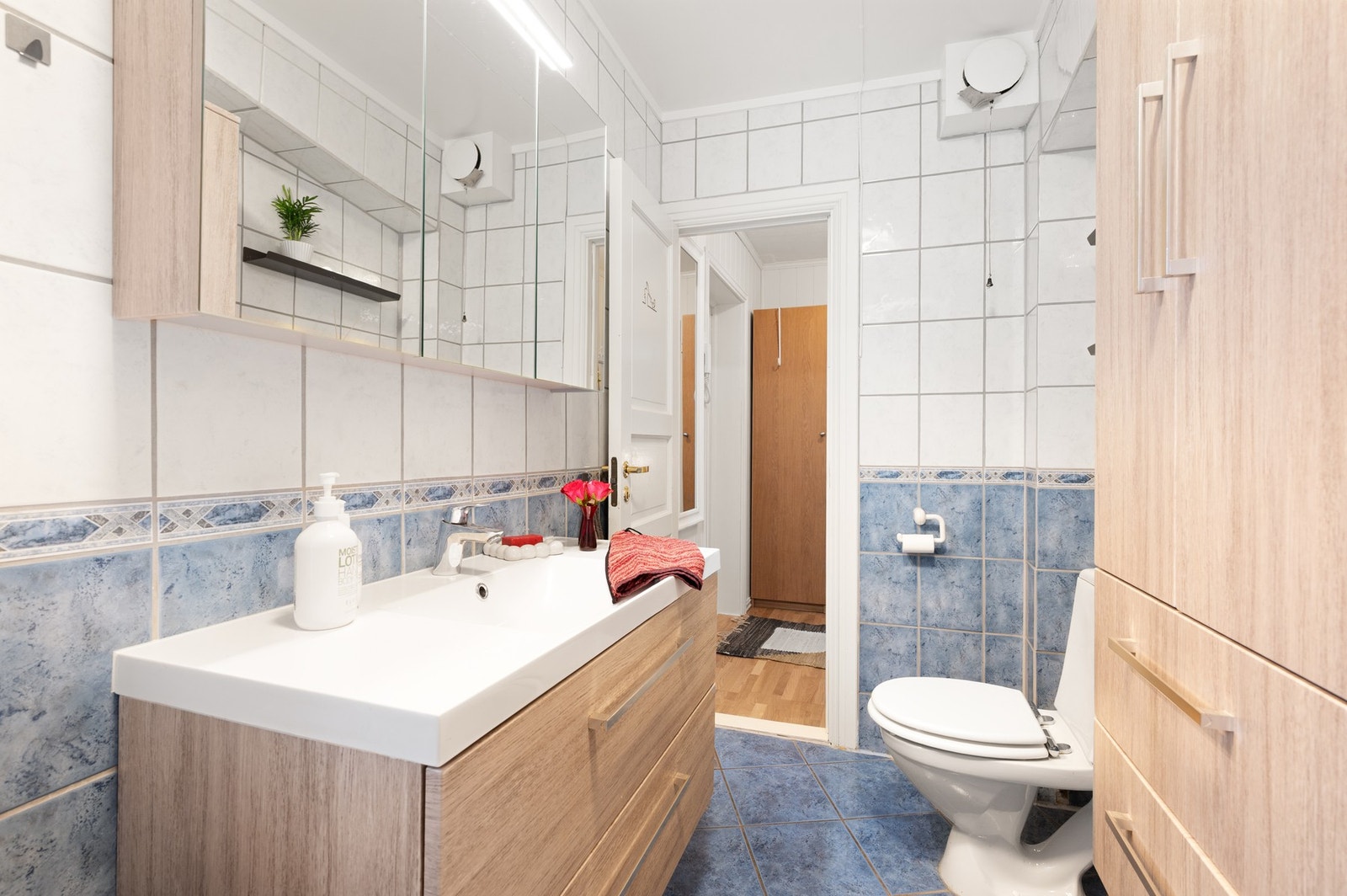 Innredningen ble byttet i 2019 og har godt med oppbevaringsplass. Galleribilde