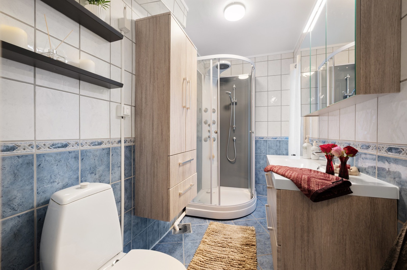 Lys og pent flislagt bad på ca. 5m². Galleribilde