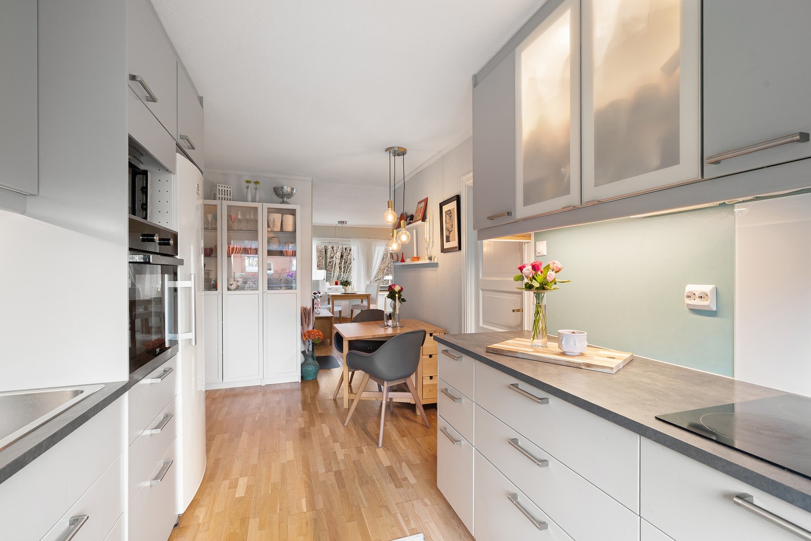 Av inventar har man kjøkkeninnredning med over- og underskap, plane møbelplater i fronter og laminerte benkeplater, integrert platetopp og stekeovn praktisk plassert i arbeidshøyde. Galleribilde