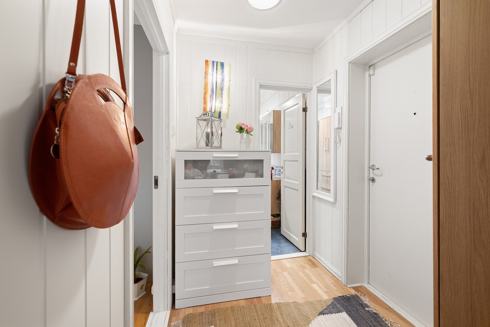 Lys entré på ca. 3m². Galleribilde