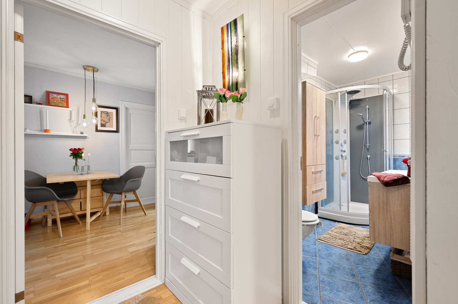 Fra entré er det adgang til leilighetens bad. Galleribilde