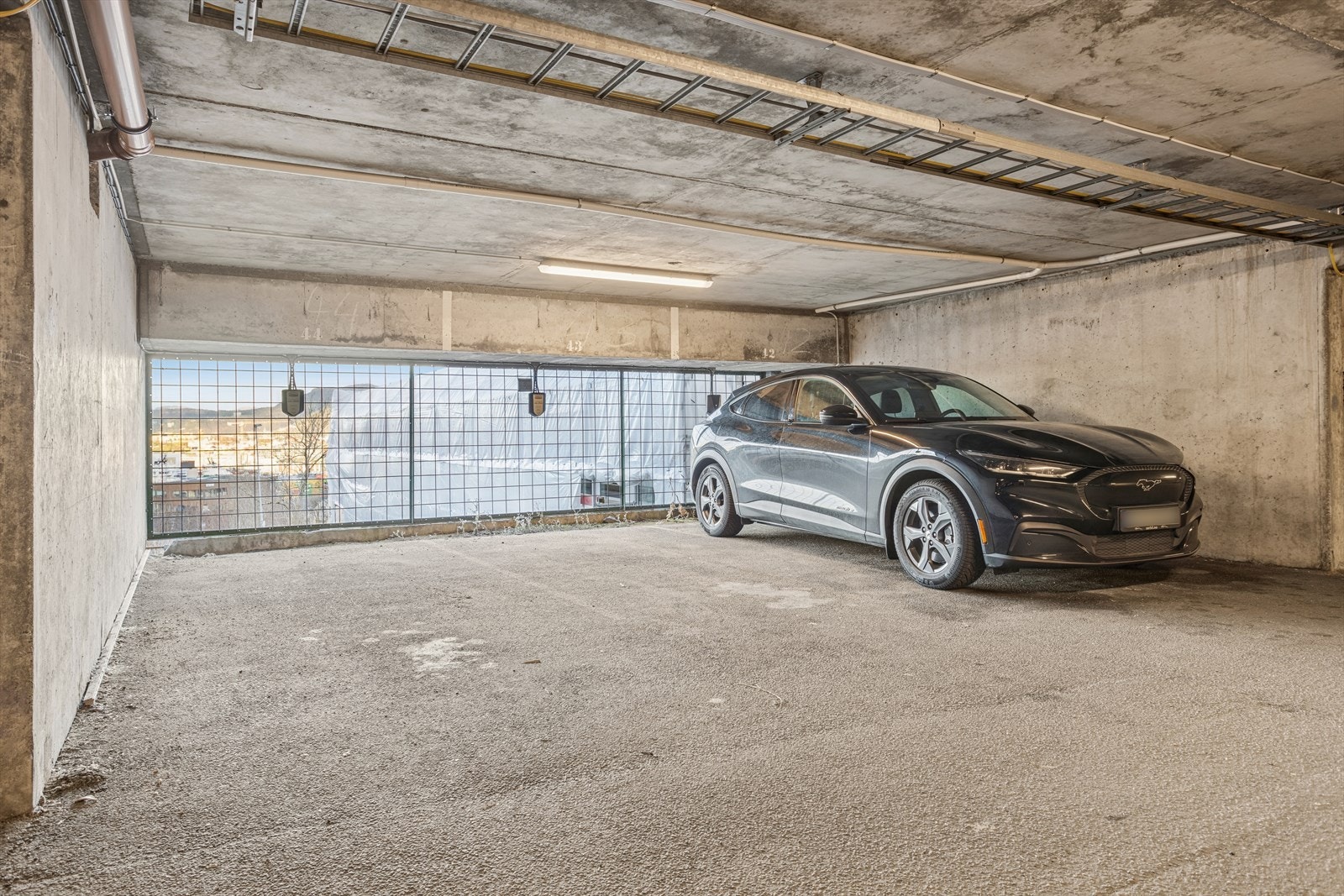 Fast parkering i felles garasjeanlegg. Mulighet for el-bil lading. Galleribilde