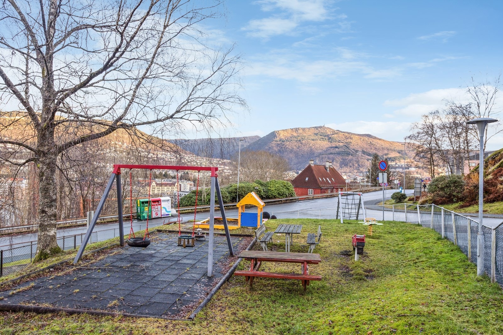 Lekeplass for de minste finner du rett utenfor. Galleribilde