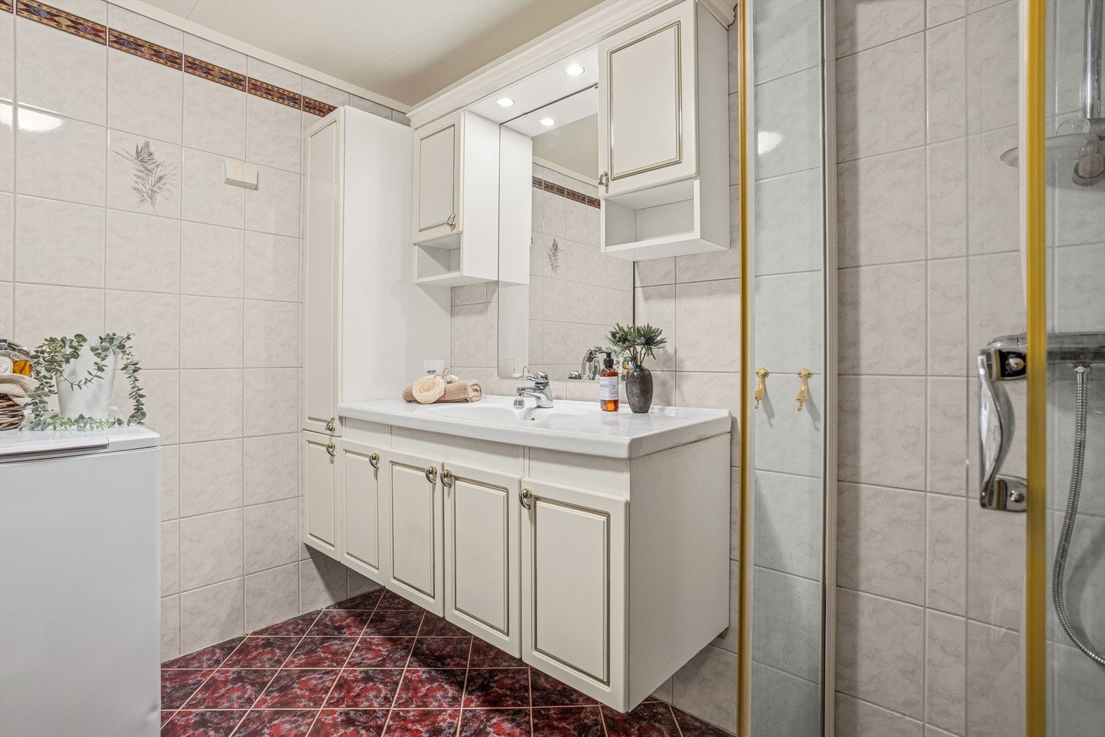 Lys og romslig baderomsinnredning med mye oppbevaringsplass. Det er behagelige varmekabler i gulv. Galleribilde