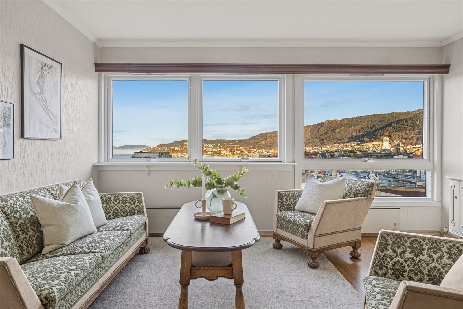 Store vindusflater sørger for at rommet får godt med naturlig lys. I tillegg er det strålende utsikt mot byfjorden, sentrum og byfjellene. Galleribilde