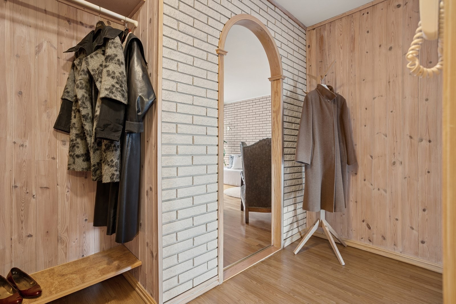 Hyggelig entré med plass for garderobe- og opphengsløsninger. Galleribilde