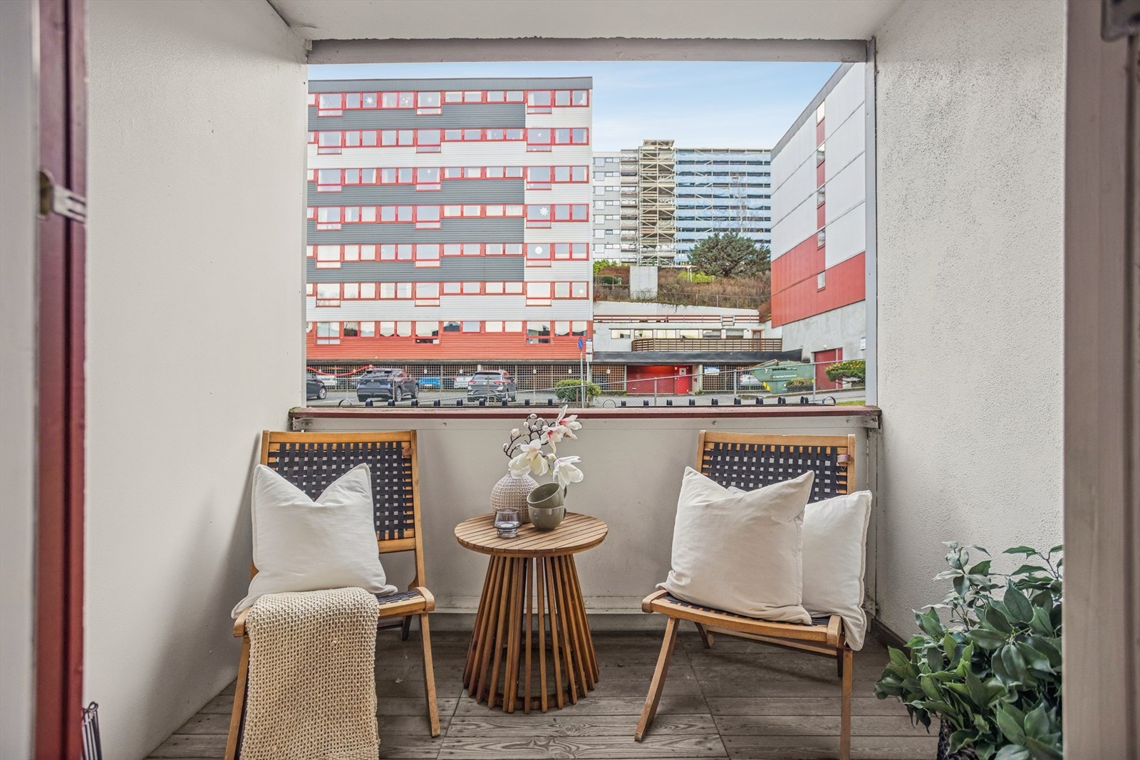 Fra tv-stuen er det videre utgang til en koselig balkong med plass for enkelt utemøblement. Galleribilde