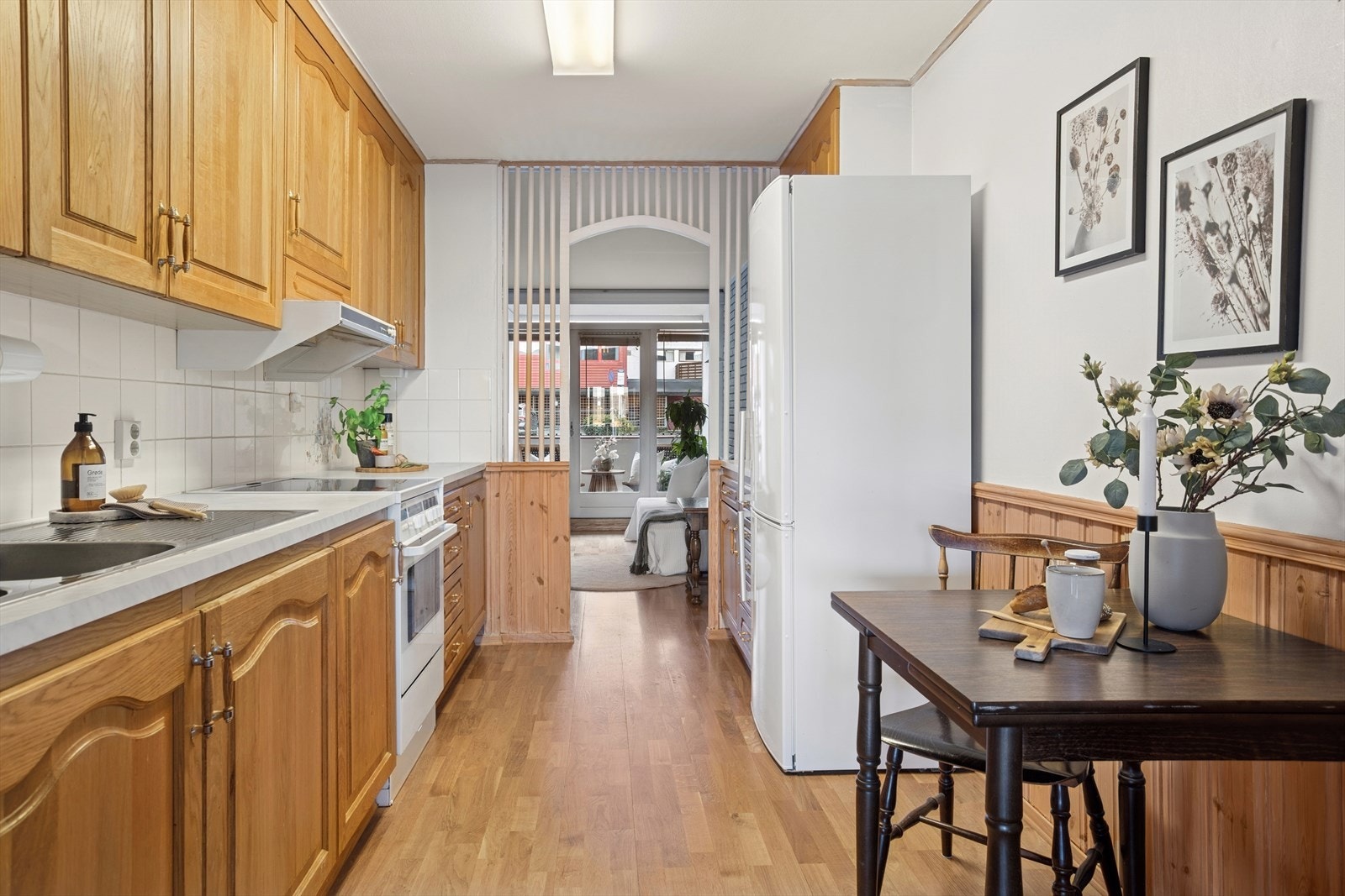 Her har en alt en måtte trenge av skap-, skuff- og benkeplass. Galleribilde