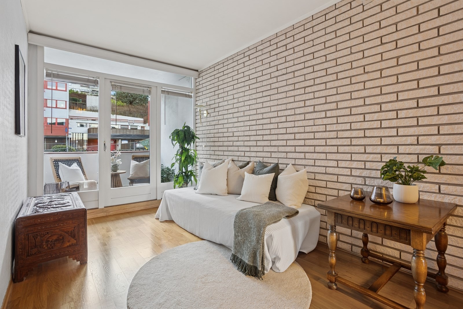 TV-stue med plass for en trivelig sofakrok og tv- mot/på vegg. Galleribilde