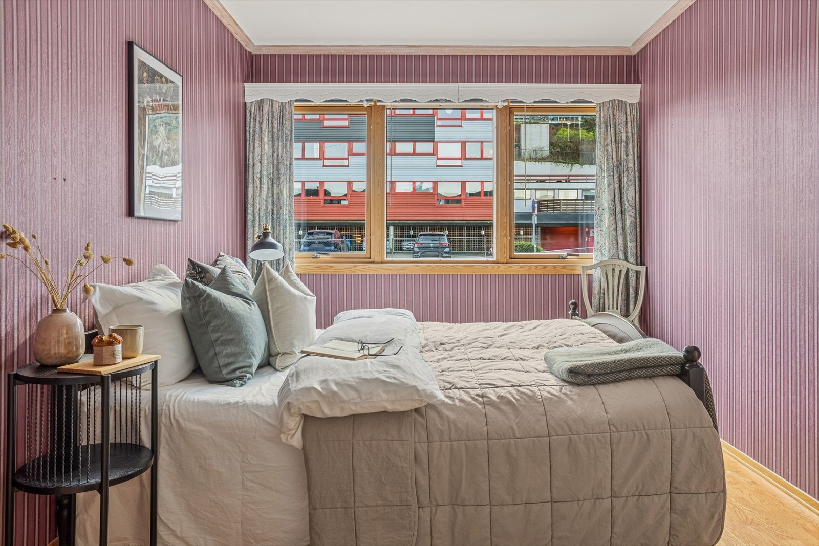 Her er det plass for dobbeltseng, nattbord og garderobeløsninger. Galleribilde