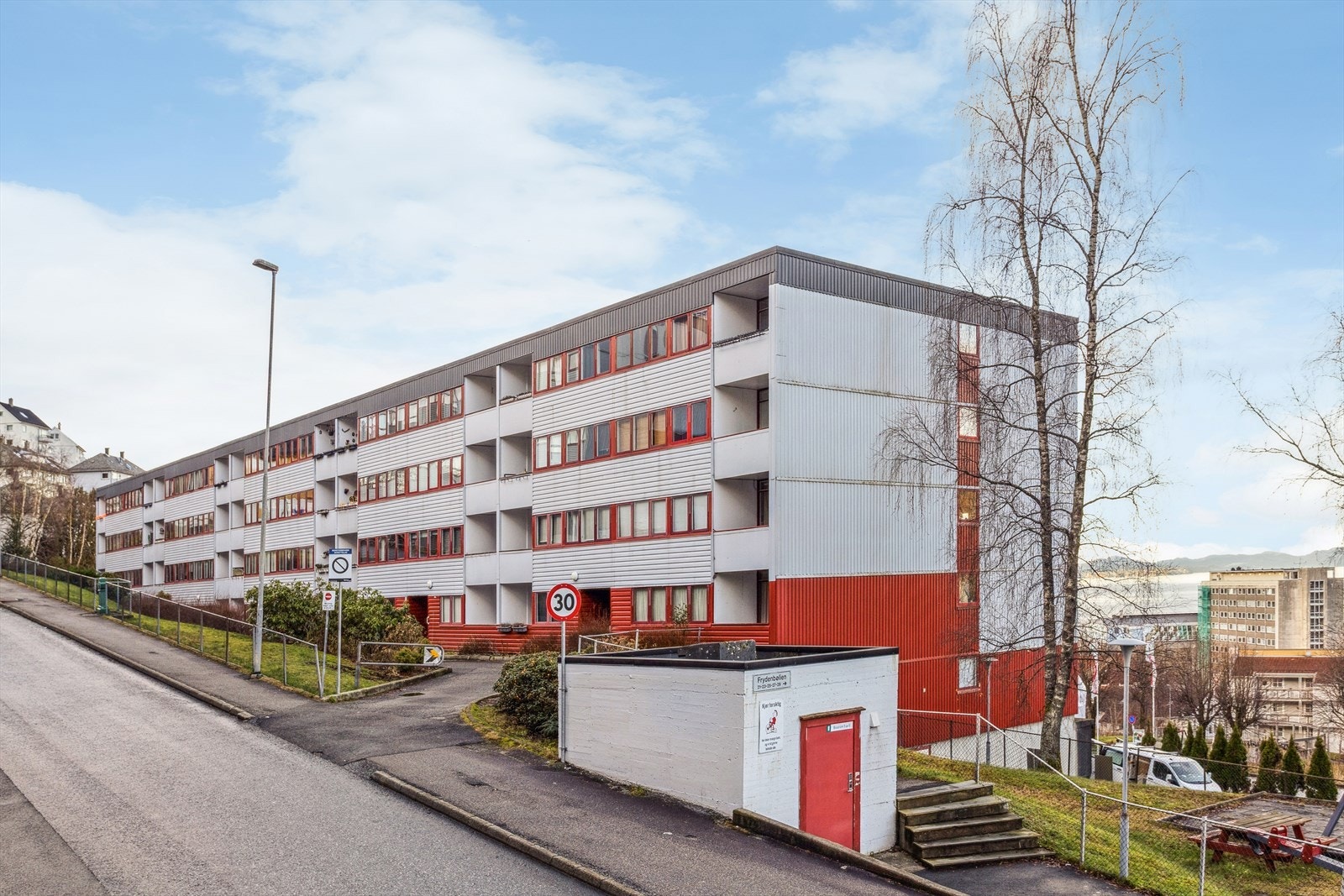 Leiligheten ligger fint til i byggets andre etasje. Galleribilde