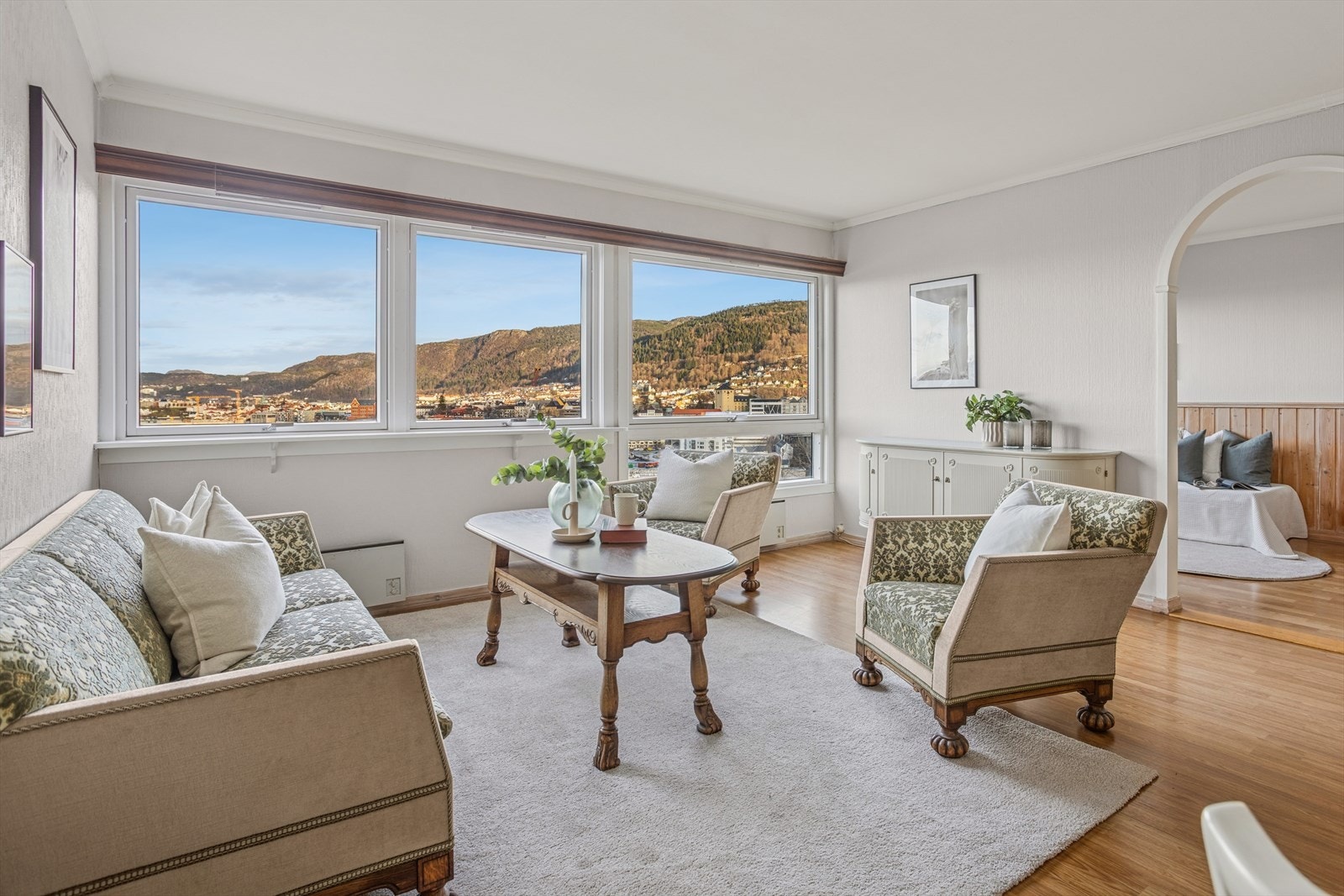 Vi beveger oss videre inn i en lys og innbydende stue. Galleribilde