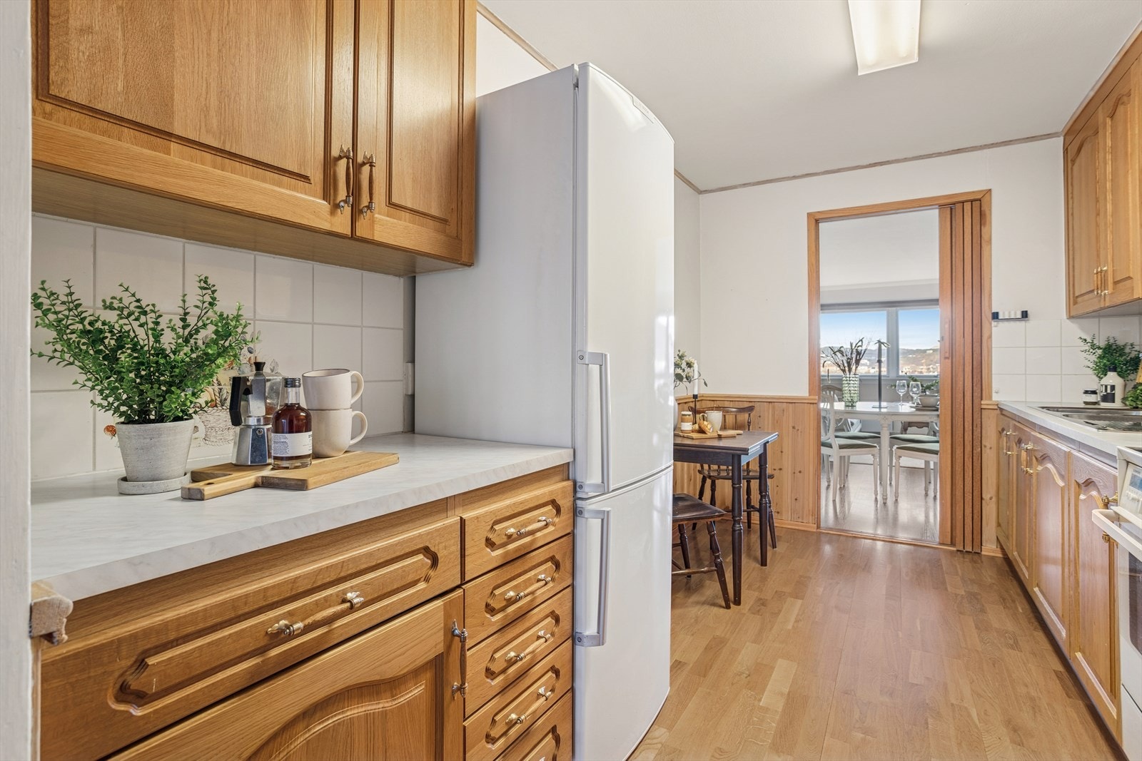 I innredningen er det plass for frittstående komfyr og oppvaskmaskin. Det er også anledning for å ha et lite frokostbord i rommet. Galleribilde