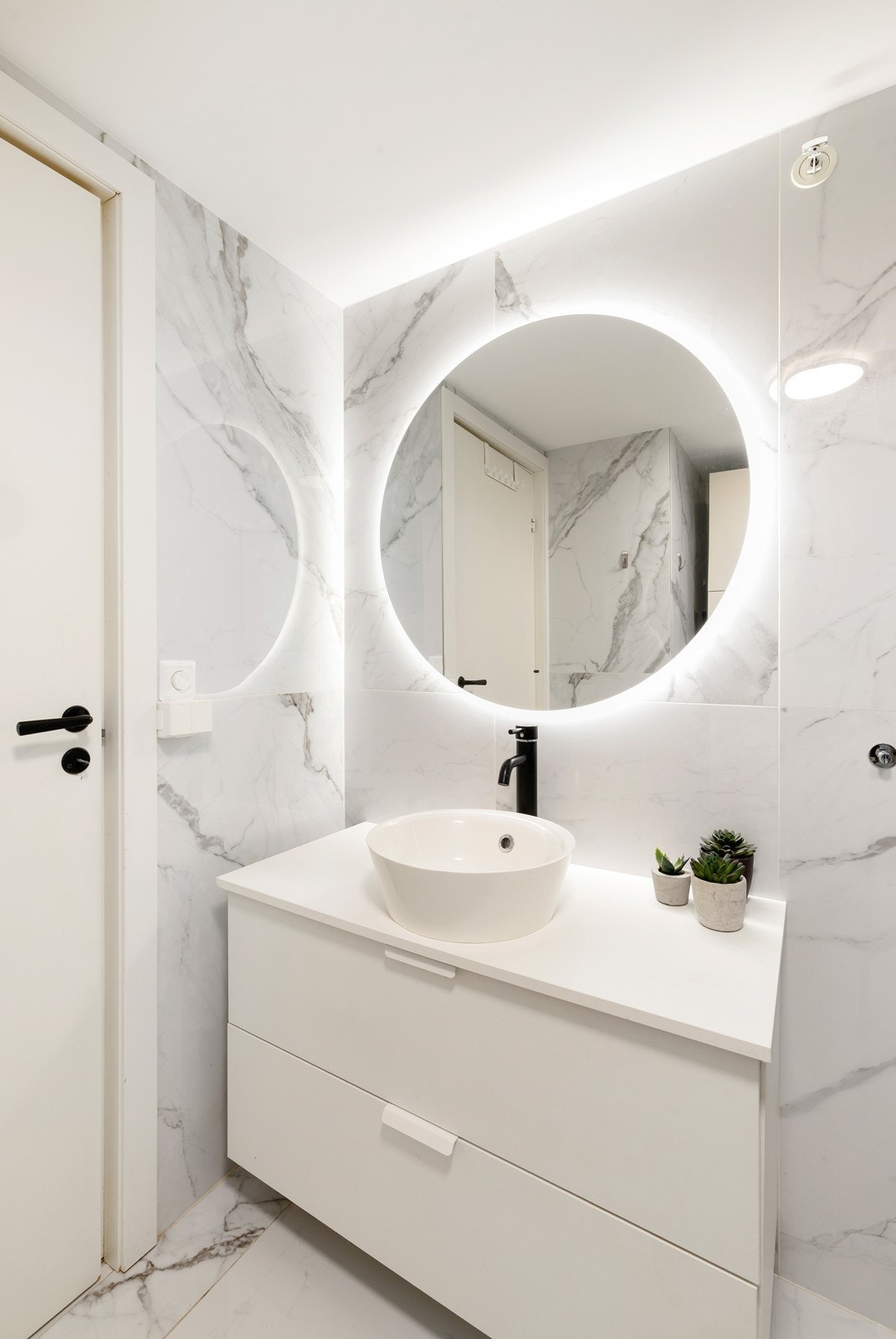 Servant på bad Galleribilde