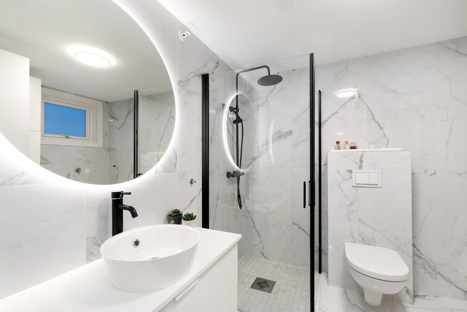 Pent flislagt bad med vegghengt wc, servant og dusjhjørne Galleribilde