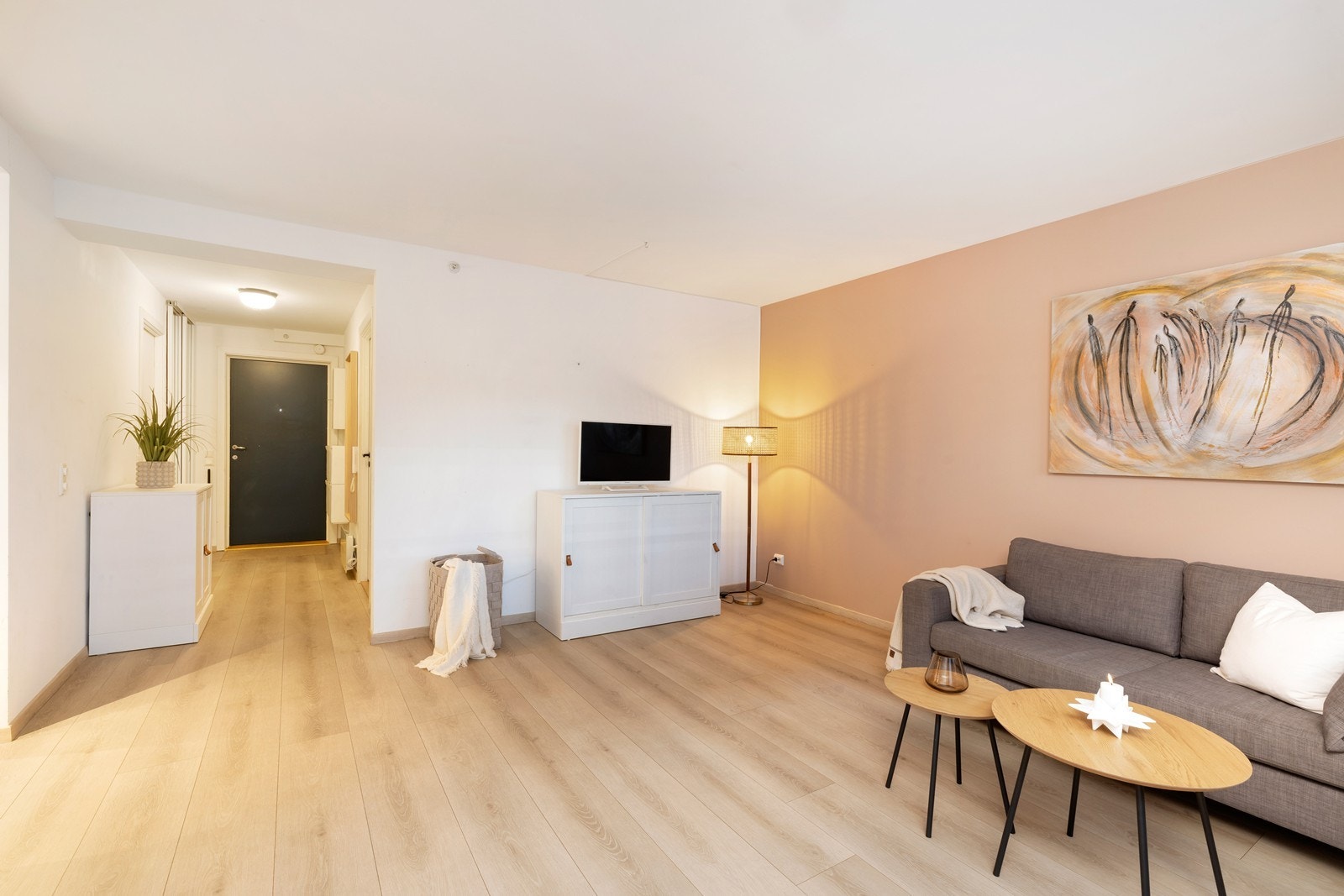 Stue sett inn mot gang Galleribilde