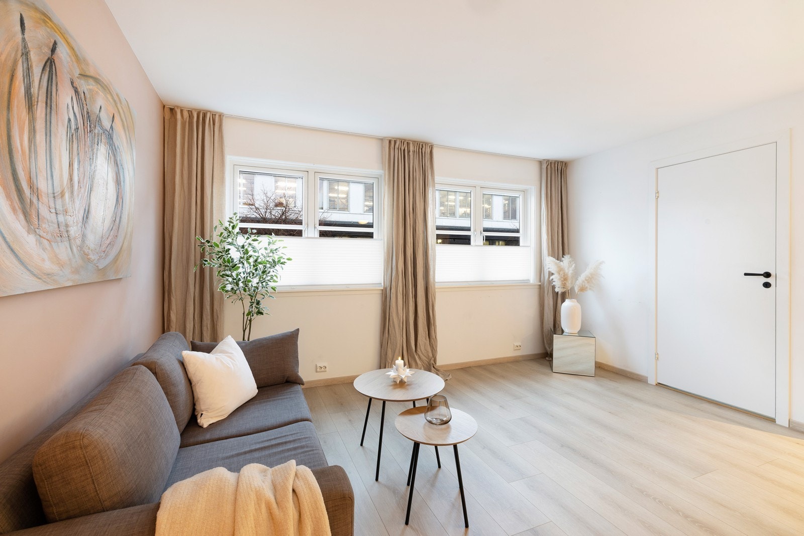 Stue med plass til sofagruppe. Inngang til soverom 1 fra stue. Galleribilde