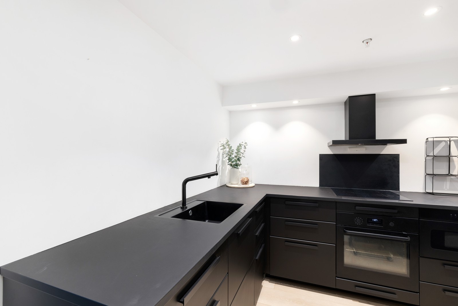 Pent kjøkken med mye skap- og benkeplass Galleribilde