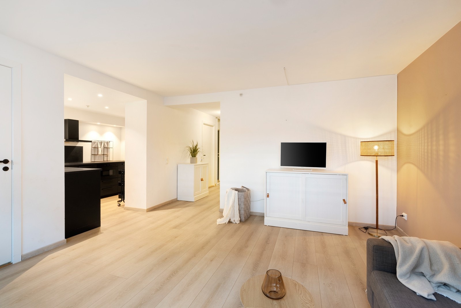 Stue sett inn mot kjøkken og gang Galleribilde