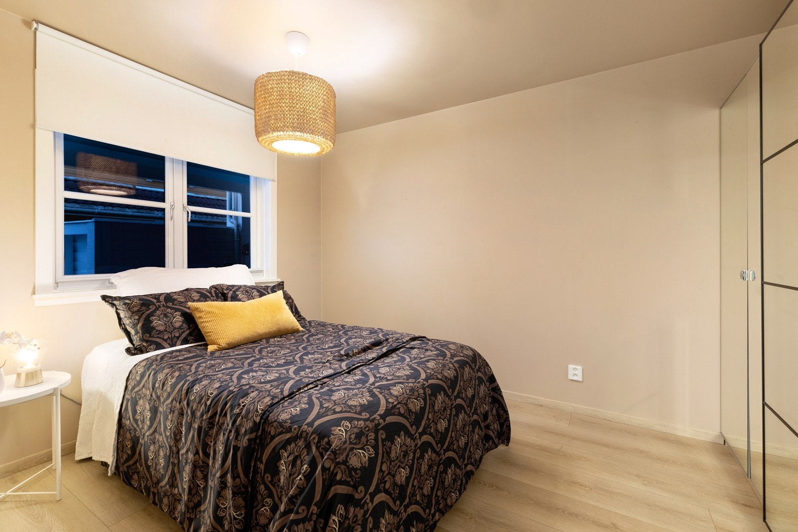 Hovedsoverom med god plass til dobbeltseng og godt med garderobeskap Galleribilde