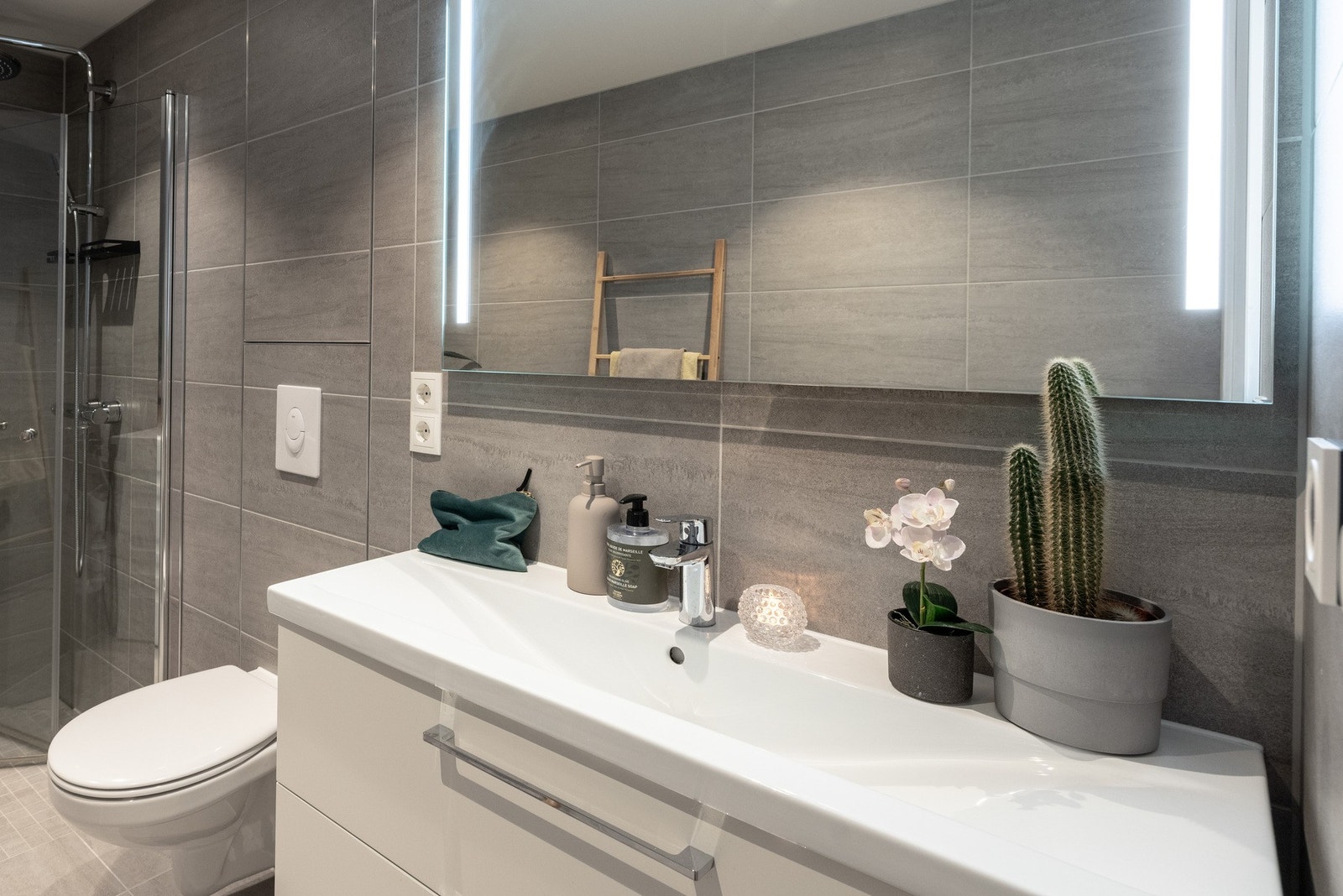 Badet har vannbåren gulvvarme, dusjhjørne, vegghengt toalett og opplegg til vaskemaskin Galleribilde