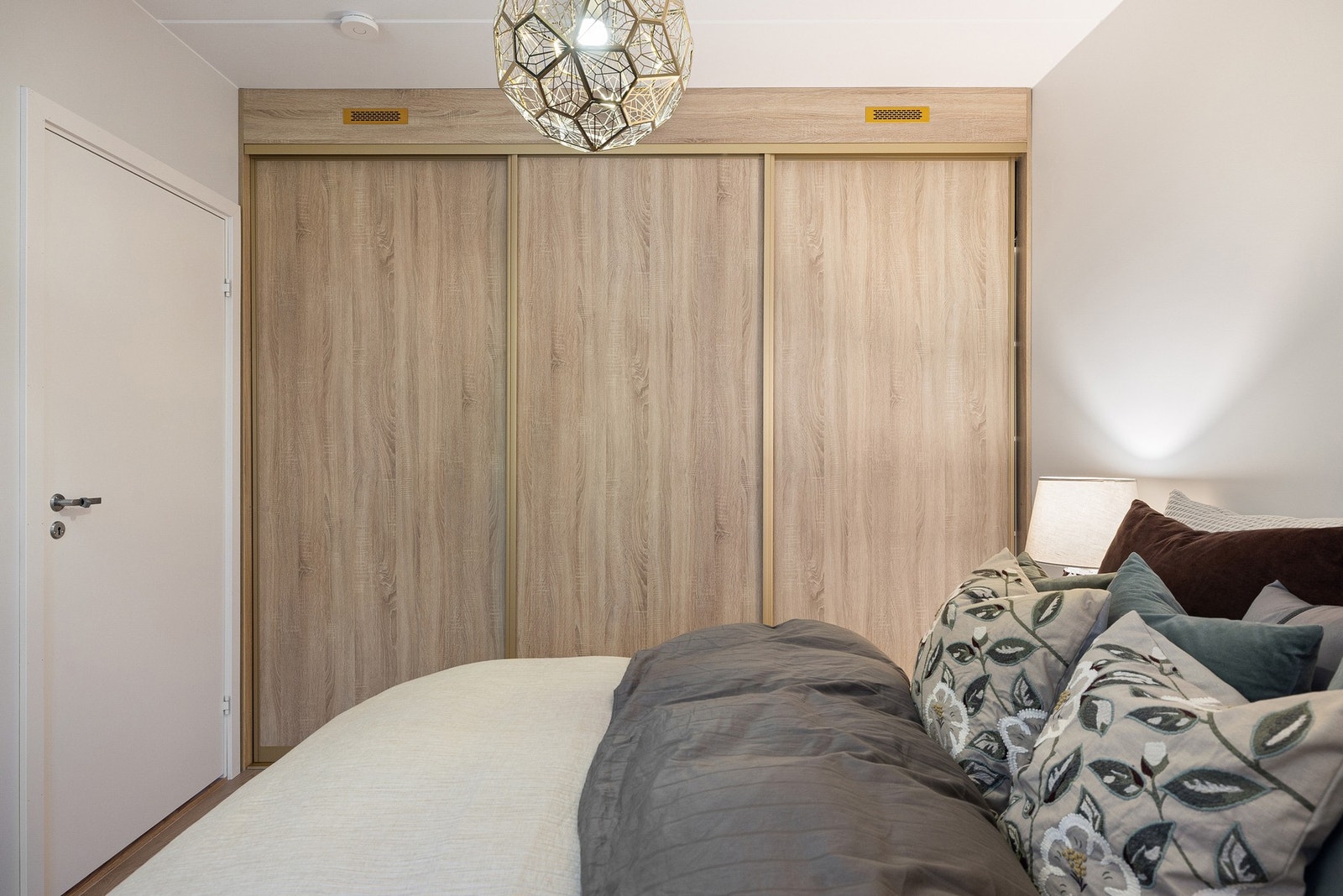 For oppbevaring har rommet en meget romslig garderobe Galleribilde