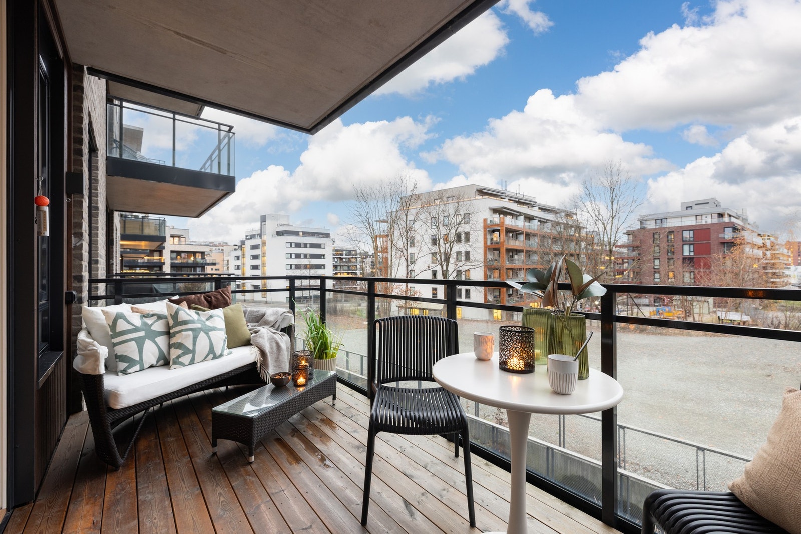 Leiligheten har en sydvestvendt balkong utenfor stuen/kjøkkenet Galleribilde