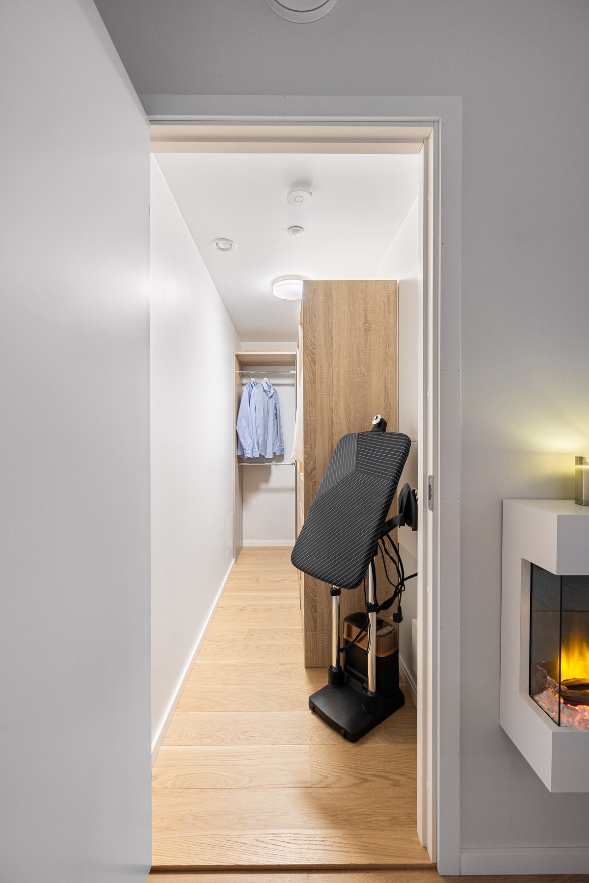 For mer oppbevaring har leiligheten en innvendig bod med stort garderobeskap Galleribilde