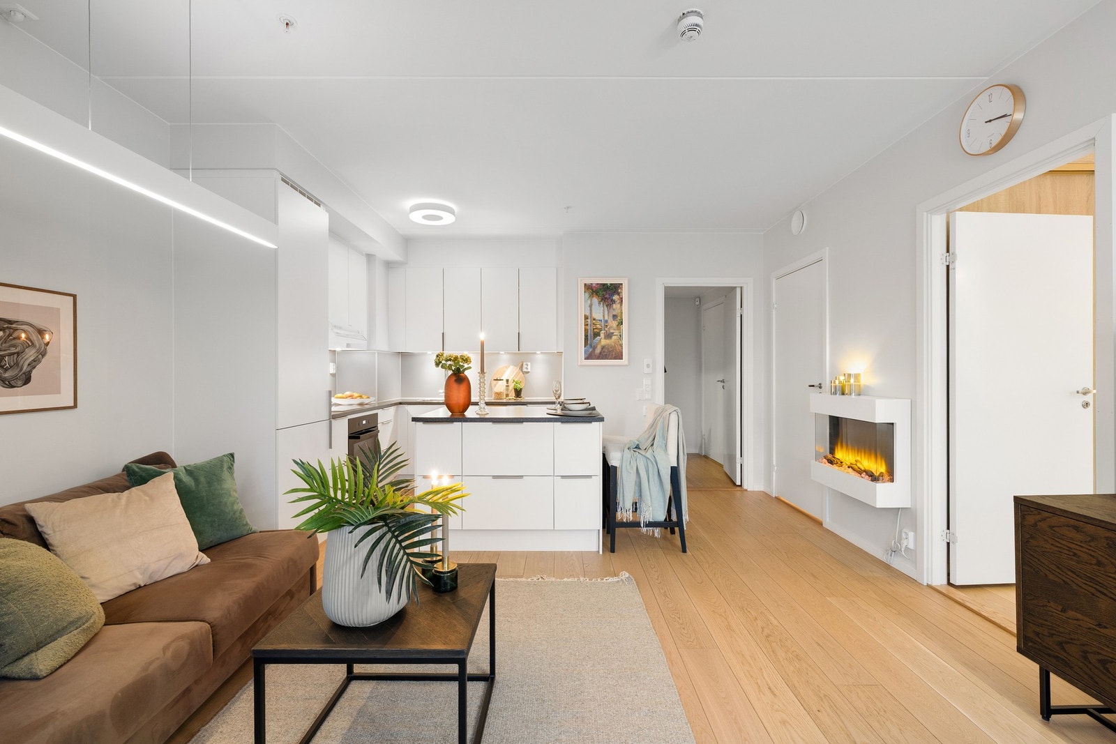 Mellom stuen og kjøkkenet er det en kjøkkenøy med plass til å spise Galleribilde