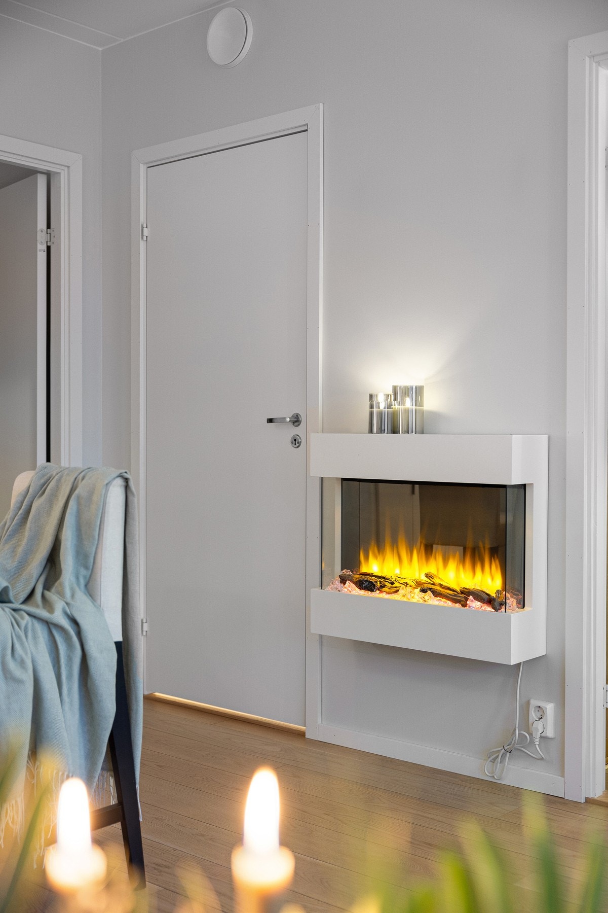 Det er en elektrisk peis mellom stuen og kjøkkenet Galleribilde