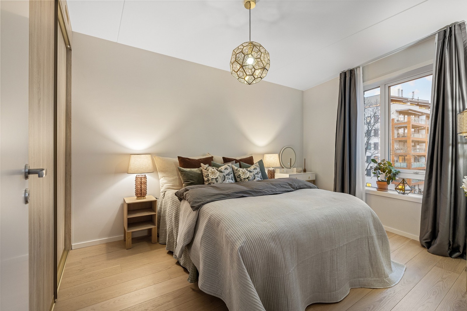 Soverommet har god plass til dobbeltseng og tilhørende nattbord Galleribilde