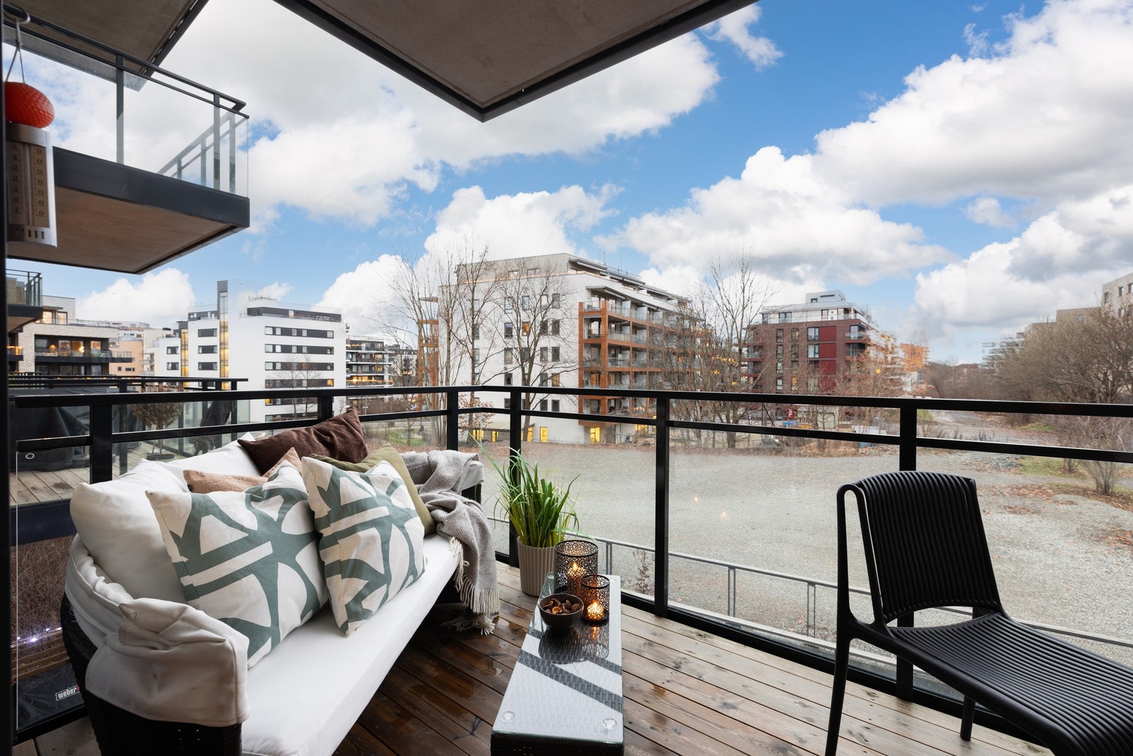 Balkongen er på ca. 7,6 m² og er overbygd av balkong i etasjen over Galleribilde