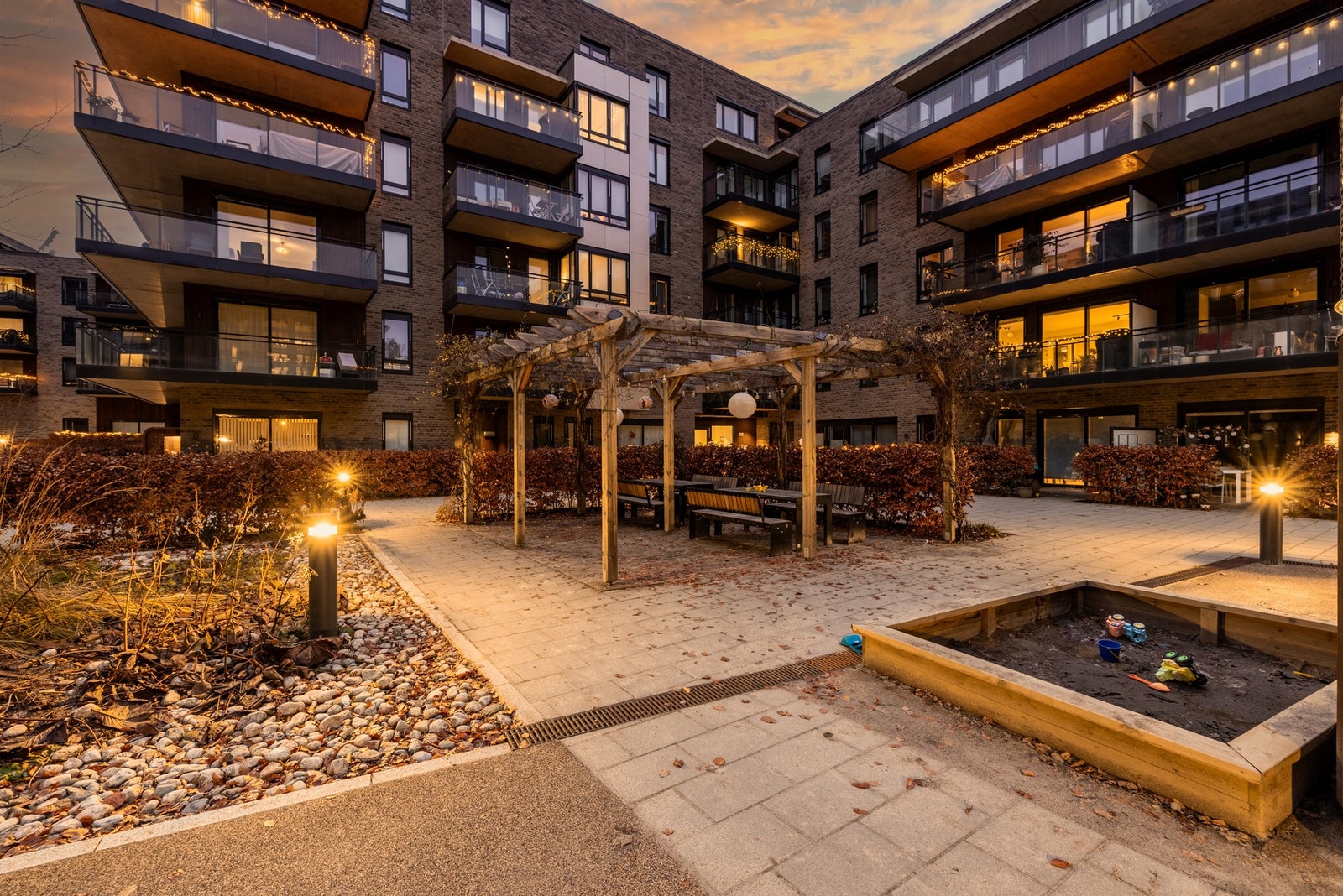 Felleseiendommen har et velstelt og pent opparbeidet uteareal Galleribilde