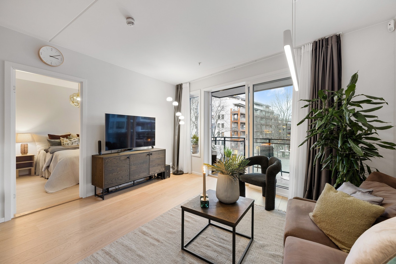 I sofasonen er det store vinduer og utgang til balkongen Galleribilde