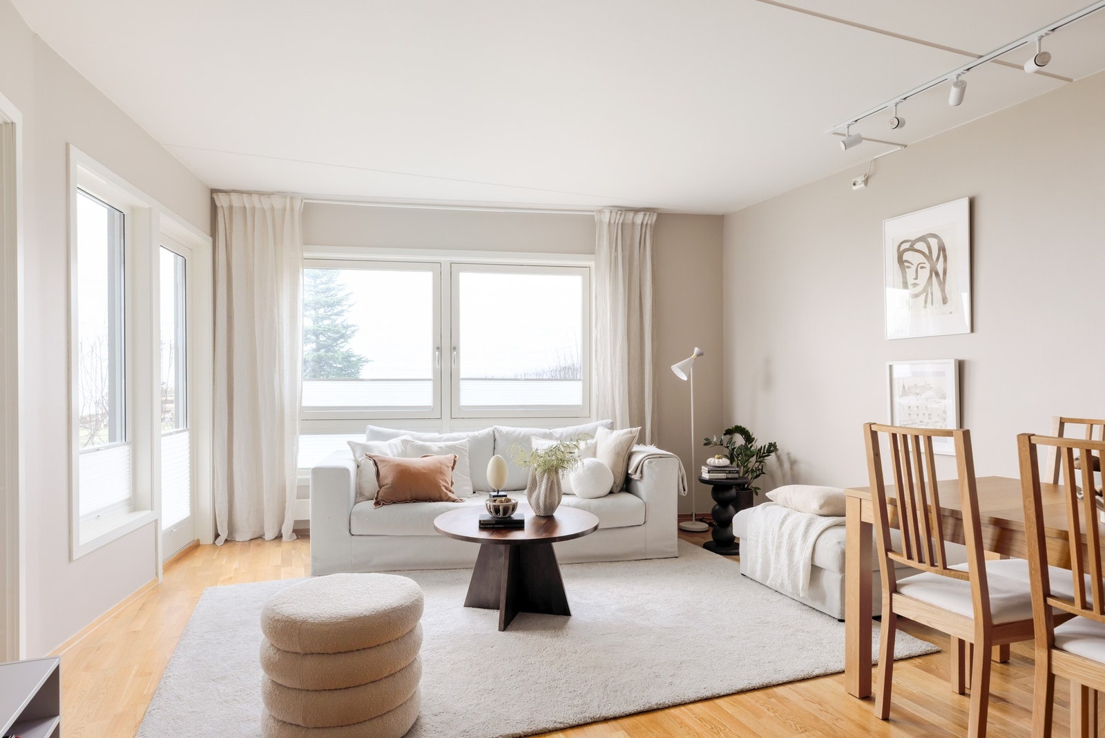 - Lys og romslig stue med god plass til sofaseksjon - Galleribilde
