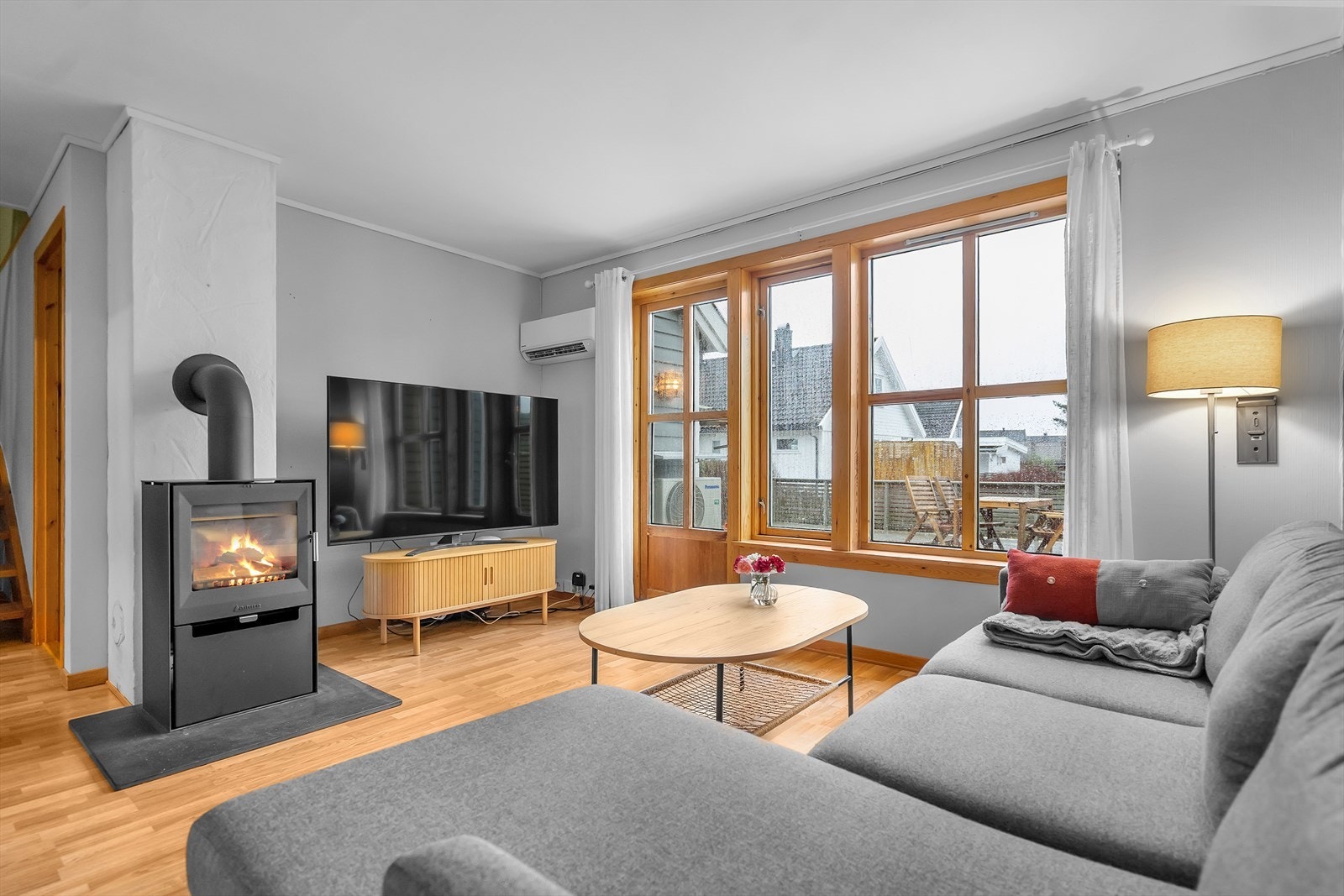 Åpen stue/kjøkken løsning - Nyere vedovn og varmepumpe! Galleribilde