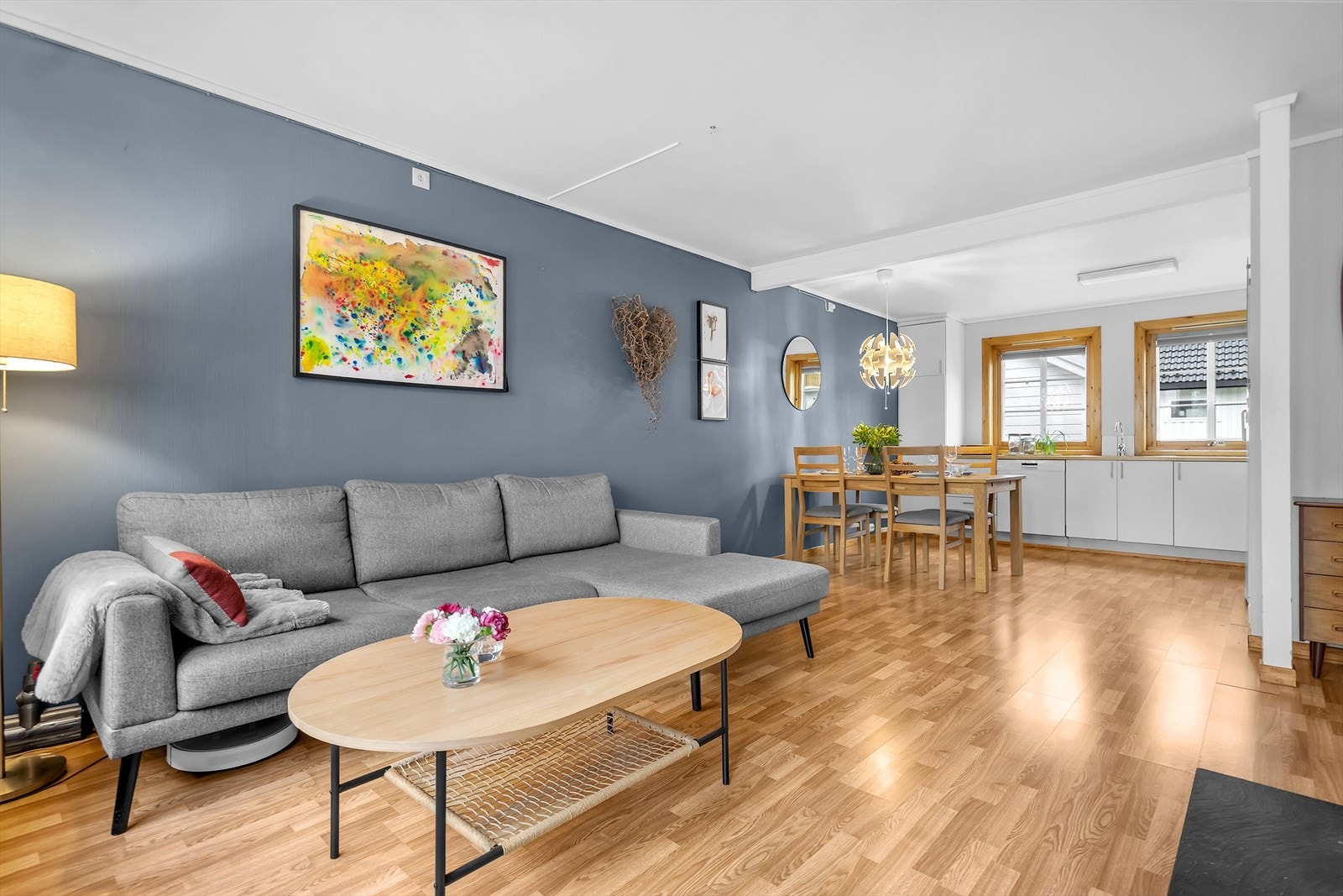 God plass til både spise- og sofagruppe - Moderne uttrykk Galleribilde