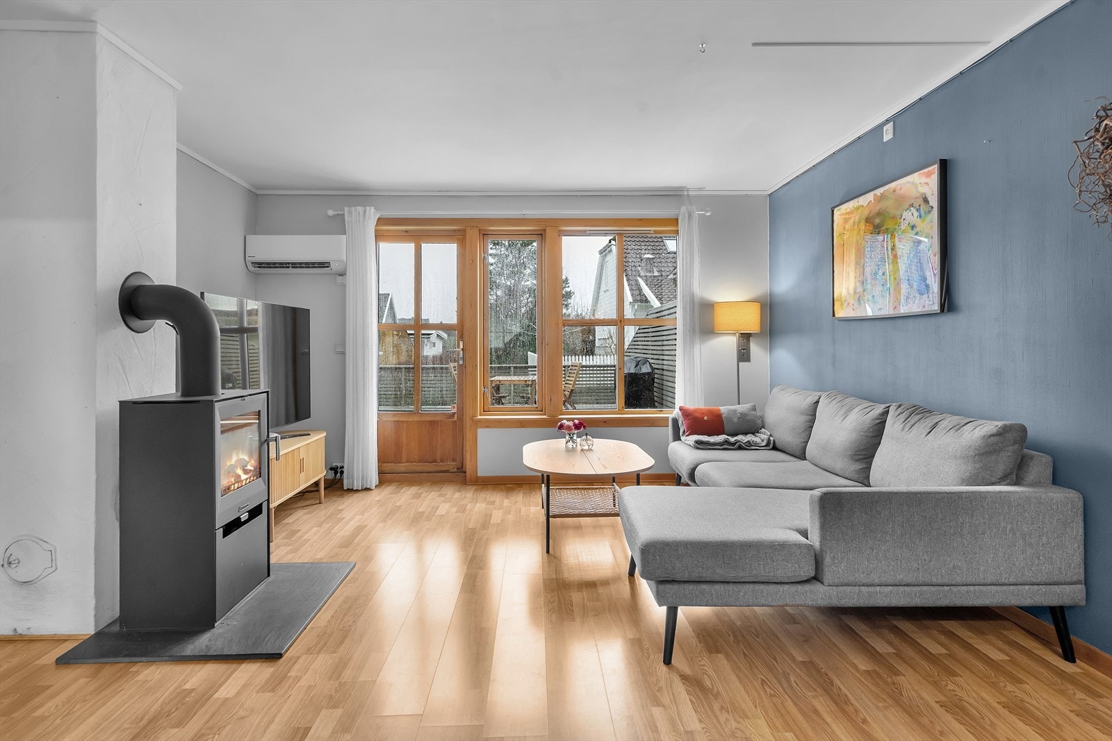 Rikelig med lysinnslipp fra store vindusflater Galleribilde