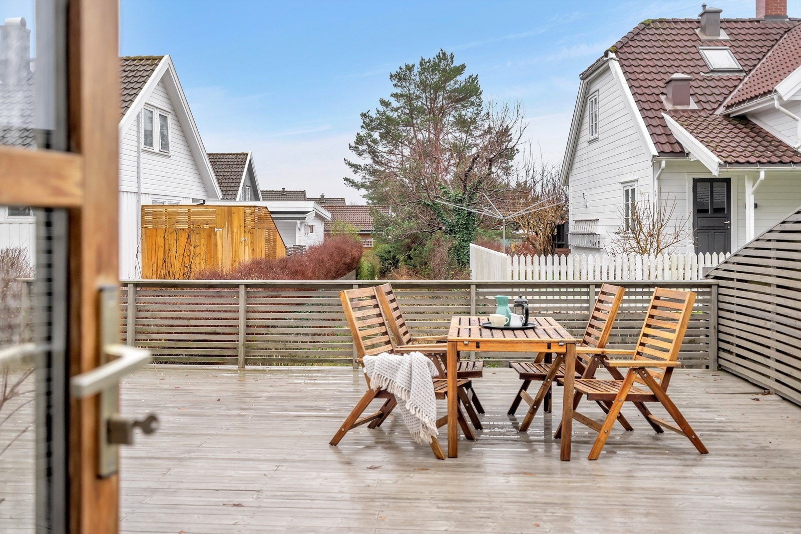 Utgang til solrik terrasse som vender mot lekeplass Galleribilde